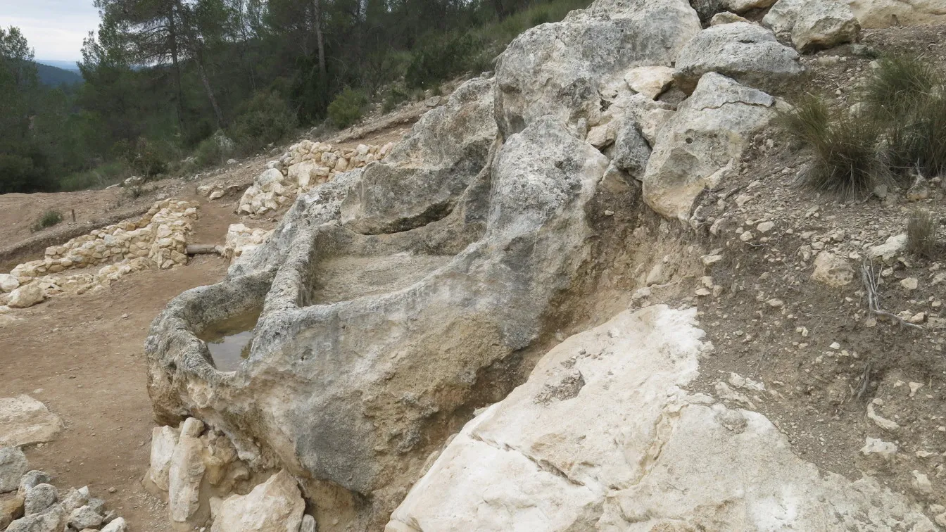 Photo showing: Bassa de la Solana de las Pilillas (època ibera, segle V abans de Crist), excavada en la roca per a l'elaboració de vi i oli, situada en Los Duques, pedania del municipi valencià de Requena.