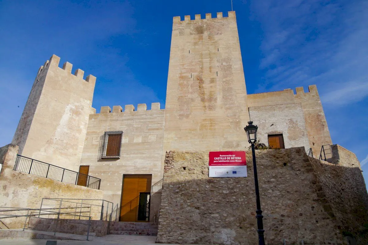 Photo showing: Se observa la nueva fachada del castillo de Bétera tras las recientes reformas acometidas; entre las más destacadas: la creación de un acceso para persona con movilidad reducida.