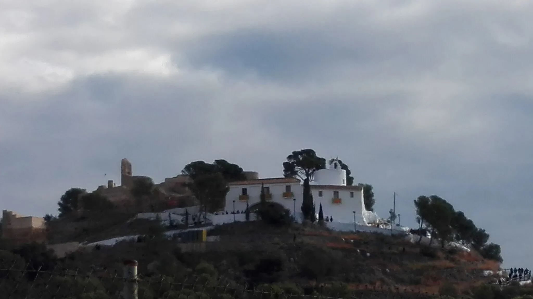 Photo showing: View of the Saint Mary Magdalene hermitage and the Castell Vell castle during the "Romería de les Canyes" pilmgrinage in the Magdalena festival on sunday 28 of February, 2016 in Castelló de la Plana, Spain.