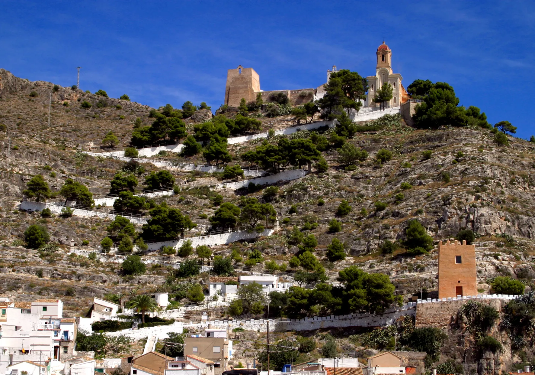 Photo showing: The Castle of Cullera and Camino del Calvario (the way of the cross)