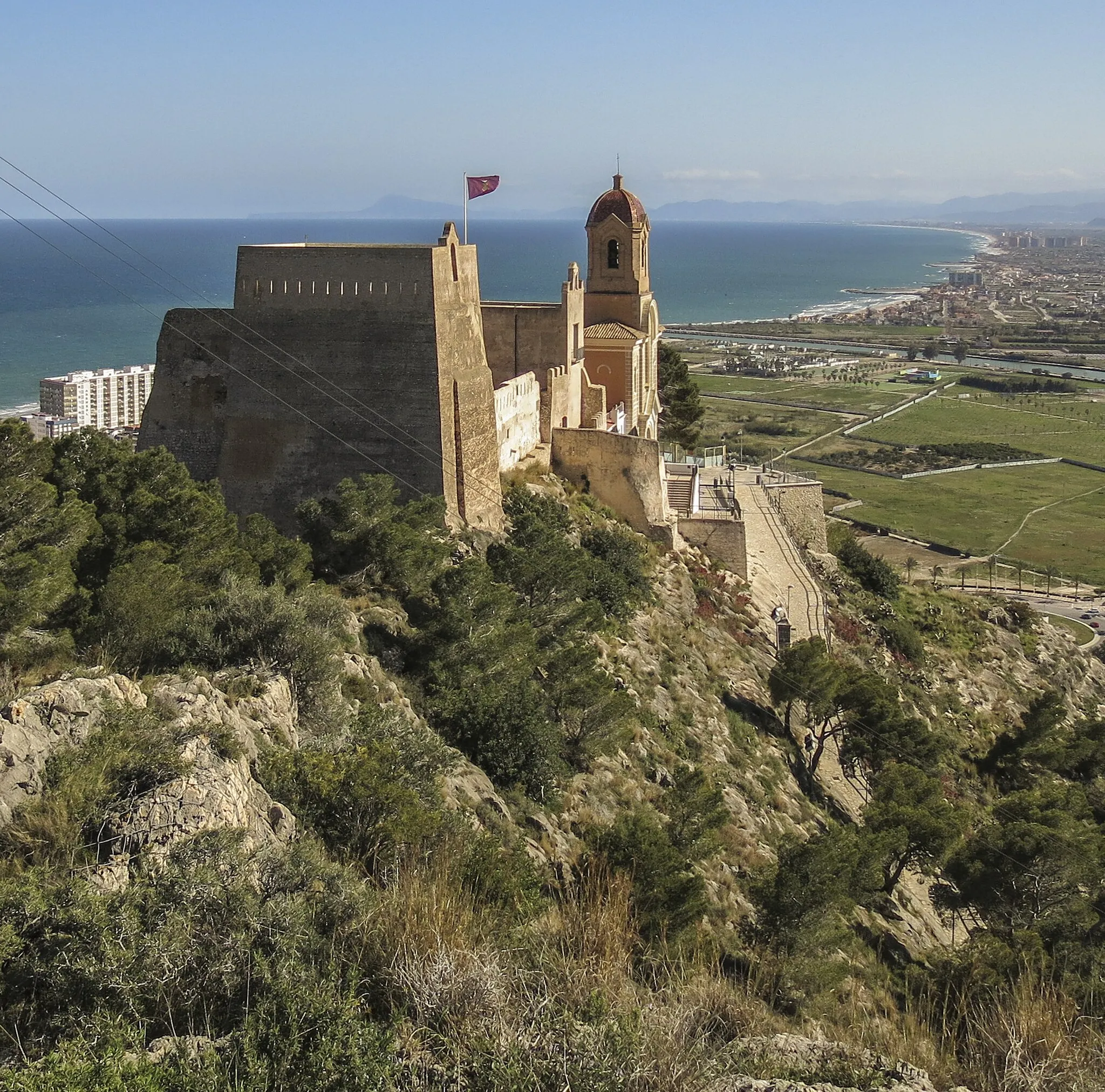 Photo showing: El castell i muralles de Cullera són un conjunt d'arquitectura militar musulmana que es troba a l'esmentada població valenciana. Formen un Bé d'interès cultural amb número 46.21.105-015 i anotació ministerial RI - 51-0004867, de 27 d'abril de 1983. Des de 1997 alberga el Museu Municipal d'Història i Arqueologia de Cullera. (Viquipèdia)