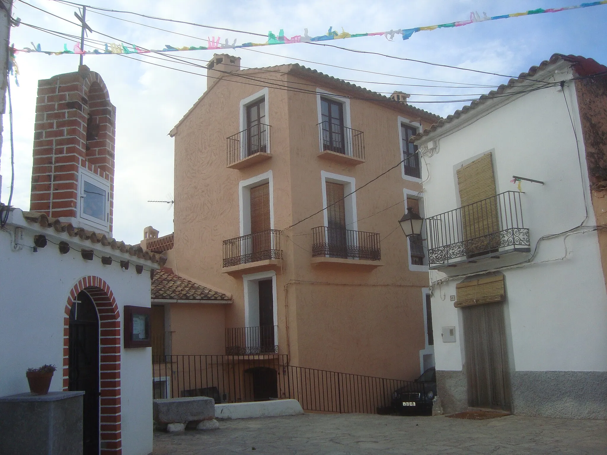 Photo showing: Mas de Flors, es un núcleo urbano de ámbito rural con calles angostas y numerosas casas de construcción antigua.