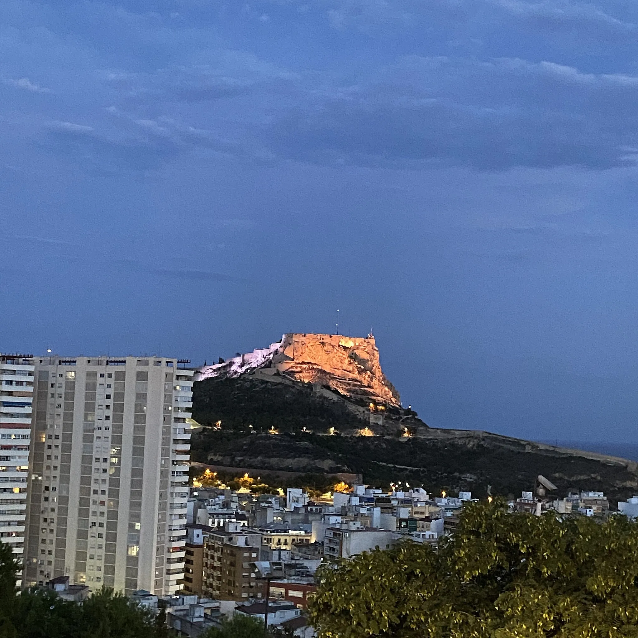 Photo showing: Se trata de una fotografía tomada del Castillo de la Santa Bárbara en Alicante.
Dicho castillo se encuentra iluminado ya que es de noche.