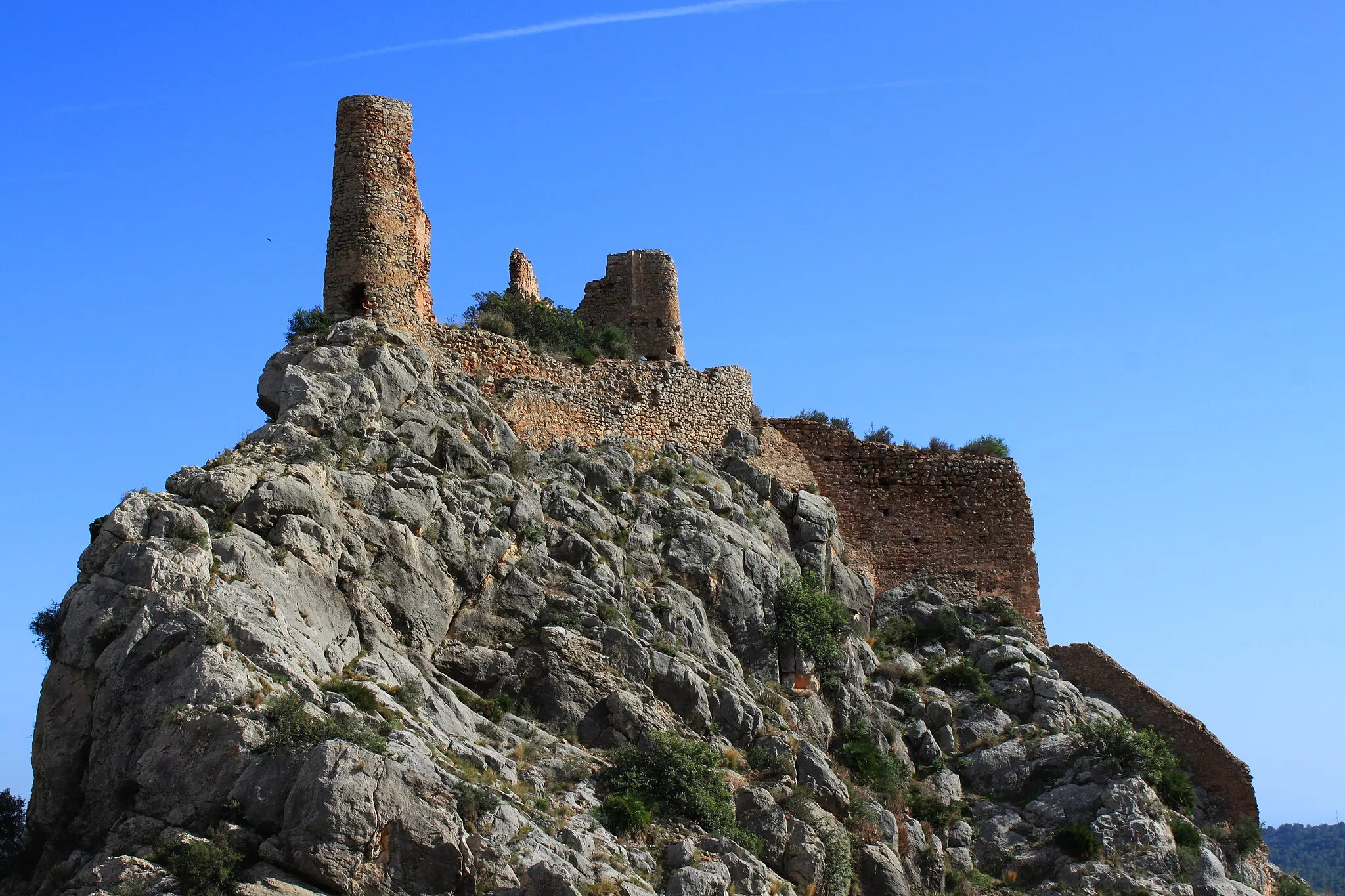 Photo showing: Castillo de Borriol. Situado sobre un promontorio calizo a 330 metros sobre el nivel del mar el castillo de Borriol es de fábrica musulmana aunque existen indicios de que pudiera ser anterior debido a la aparición de restos íberos y romanos en sus proximidades. Se observa la torre principal y la segunda cerca, muy modificada tras la ocupación cristiana de la fortaleza. Borriol, provincia de Castellón, Comunidad Valenciana, España.