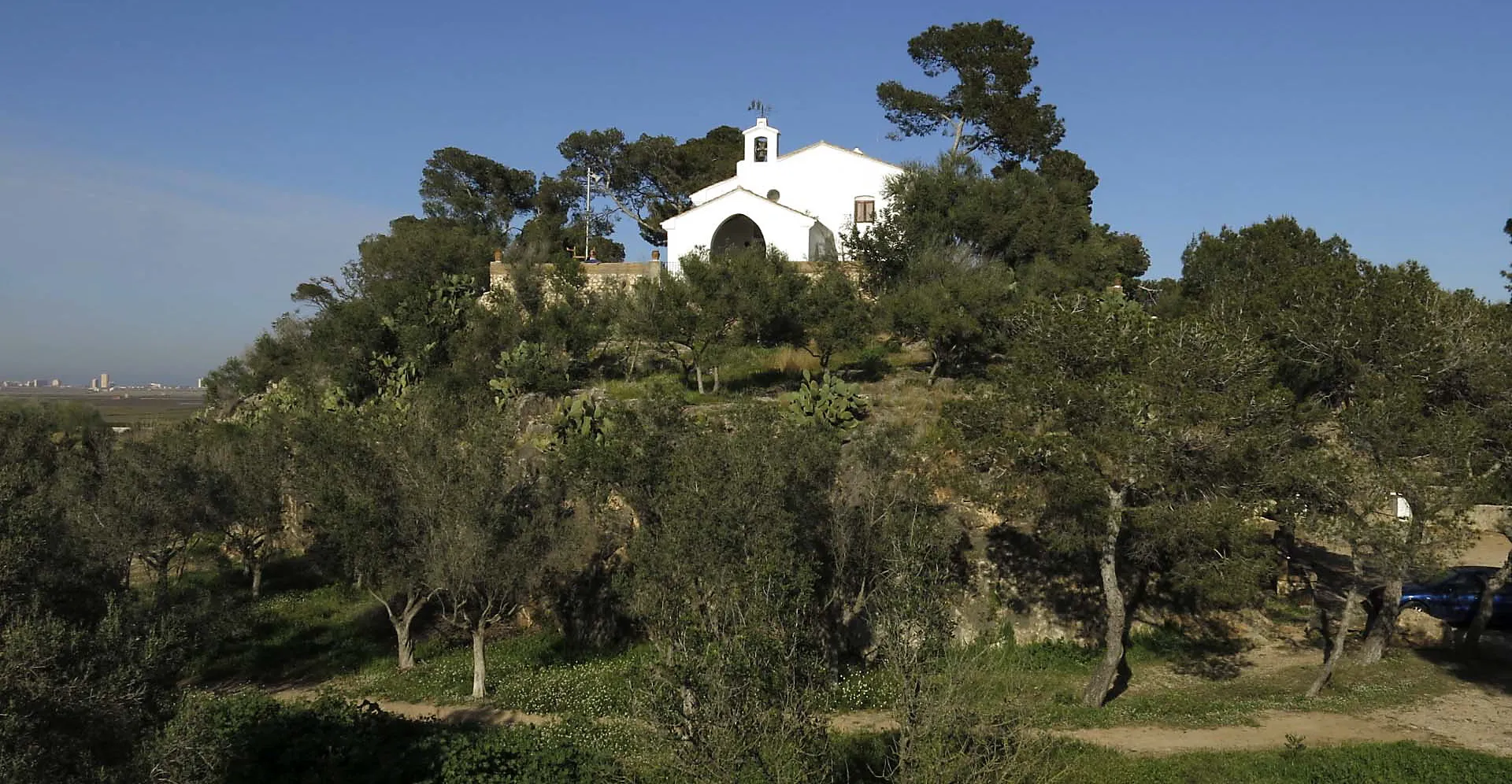 Photo showing: La Muntanyeta dels Sants (Sueca), s'hi troba al Parc Natural de l'Albufera de València. Dalt de la imatge es pot veure l'Ermita dels Sants de la Pedra.
Imatge publicada en:

Nosaltres La Veu, Salvador Ortells Miralles: Joan Fuster i Sueca RUTES LITERÀRIES, Dissabte, 18 de juliol de 2020
Diari La Veu del País Valencià, L'Ermita dels Sants de la Pedra, a Sueca, 02-06-2022 Consulta 02-06-2022.