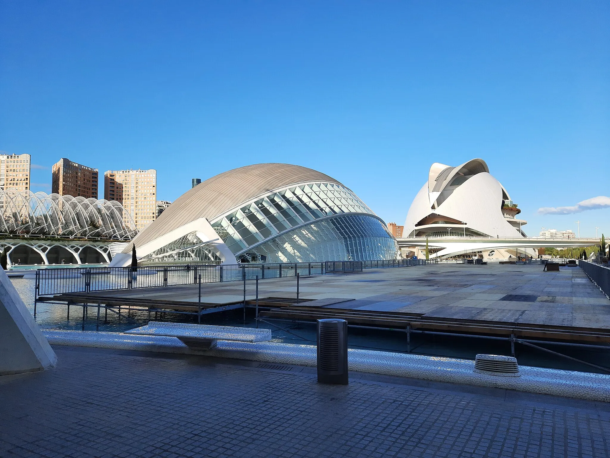 Photo showing: Valencia ist eine Großstadt im östlichen Teil Spaniens. Die Hauptstadt der autonomen Valencianischen Gemeinschaft und der Provinz Valencia liegt rund 320 km südöstlich der Landeshauptstadt Madrid an der Mündung des Turia ins Mittelmeer und ist mit 794.288 (Stand 1. Januar 2019) Einwohnern nach Madrid und Barcelona die drittgrößte Stadt des Landes.