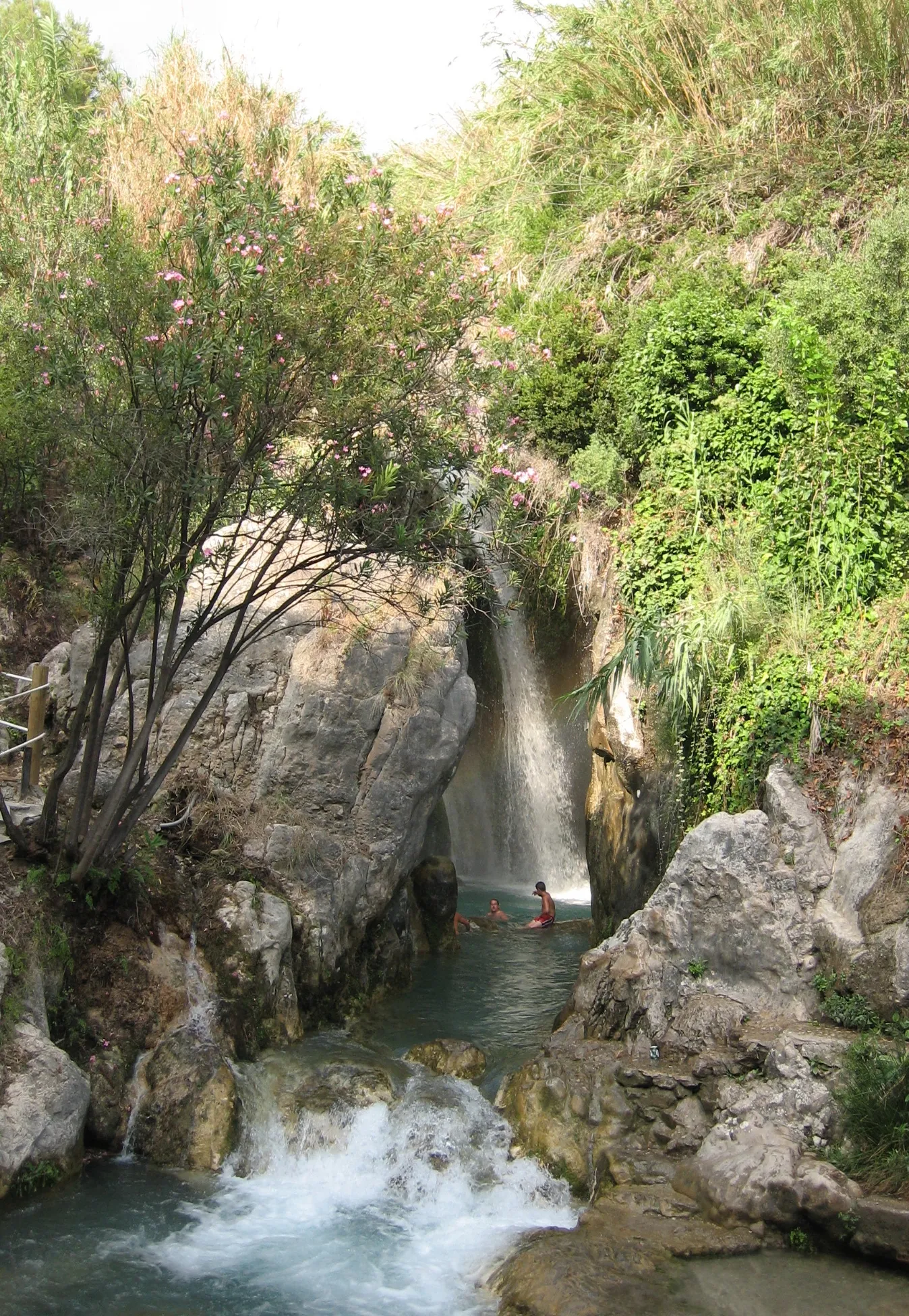 Photo showing: Cascada de las Fuentes del Algar, espacio recreativo situado en el nacimiento del río Algar, que presenta numerosos saltos de agua. Se encuentran en el término de Callosa de Ensarriá, en la provincia de Alicante (España).