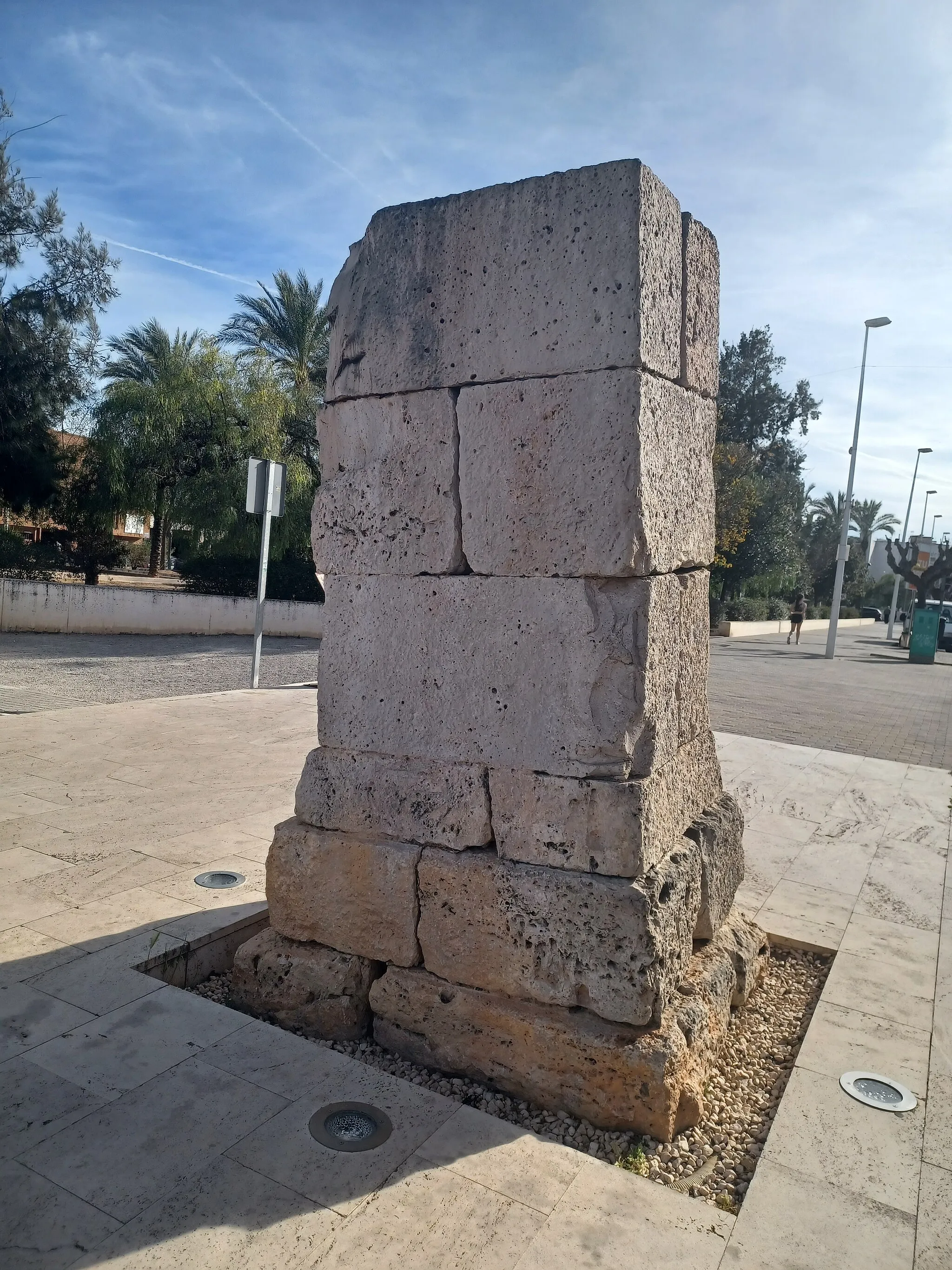 Photo showing: Molló del Plá de L'Arc, Llíria, remains of a 1st-century AD Roman arch. Llíria, Valencia, Spain.