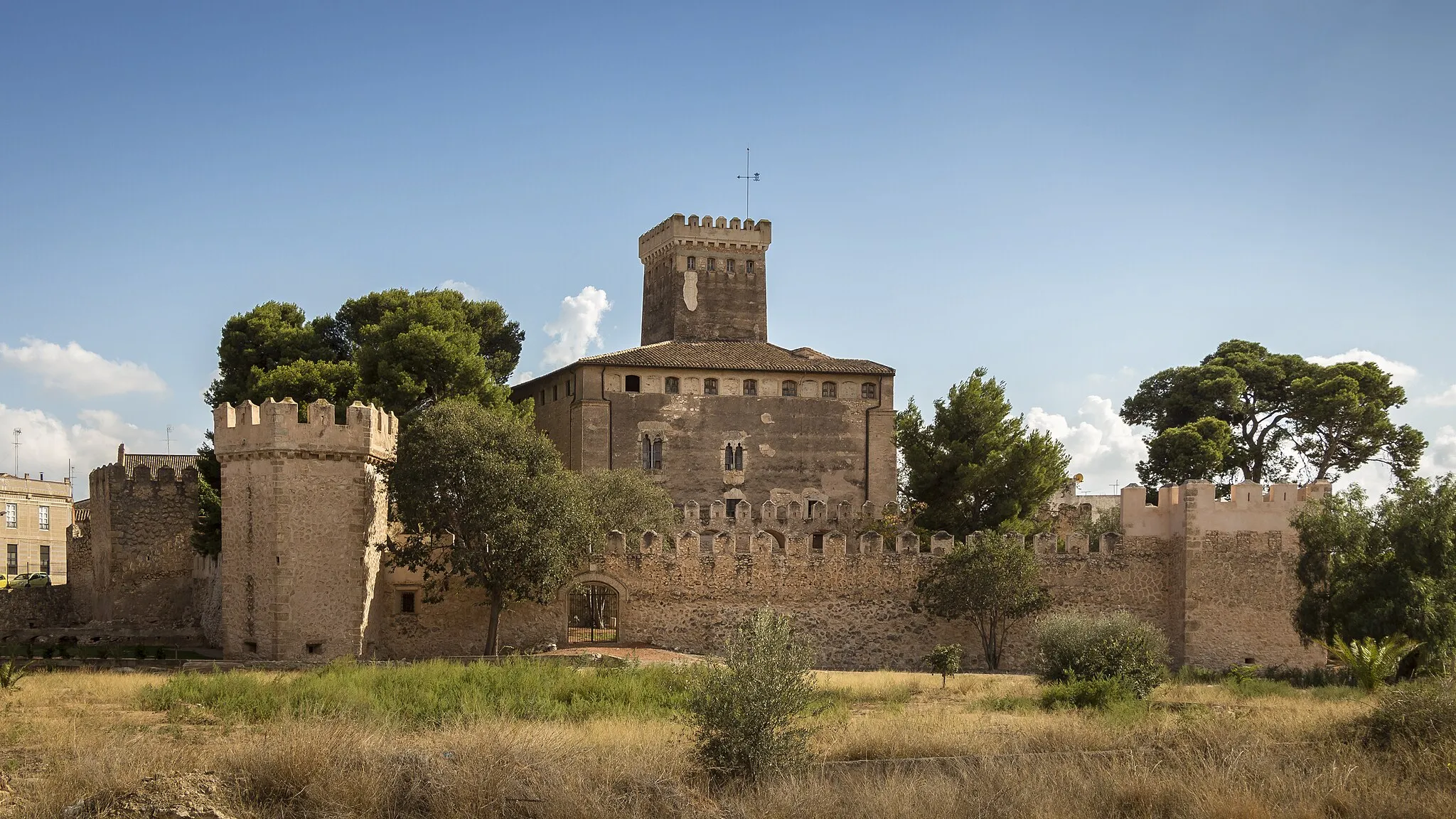 Photo showing: El Castillo de Benisanó es el rasgo más característico de esta localidad, así como una de las fortalezas mejor conservadas de la Comunidad Valenciana. Aquí se muestra la vista de su parte trasera, desde el norte del castillo.
