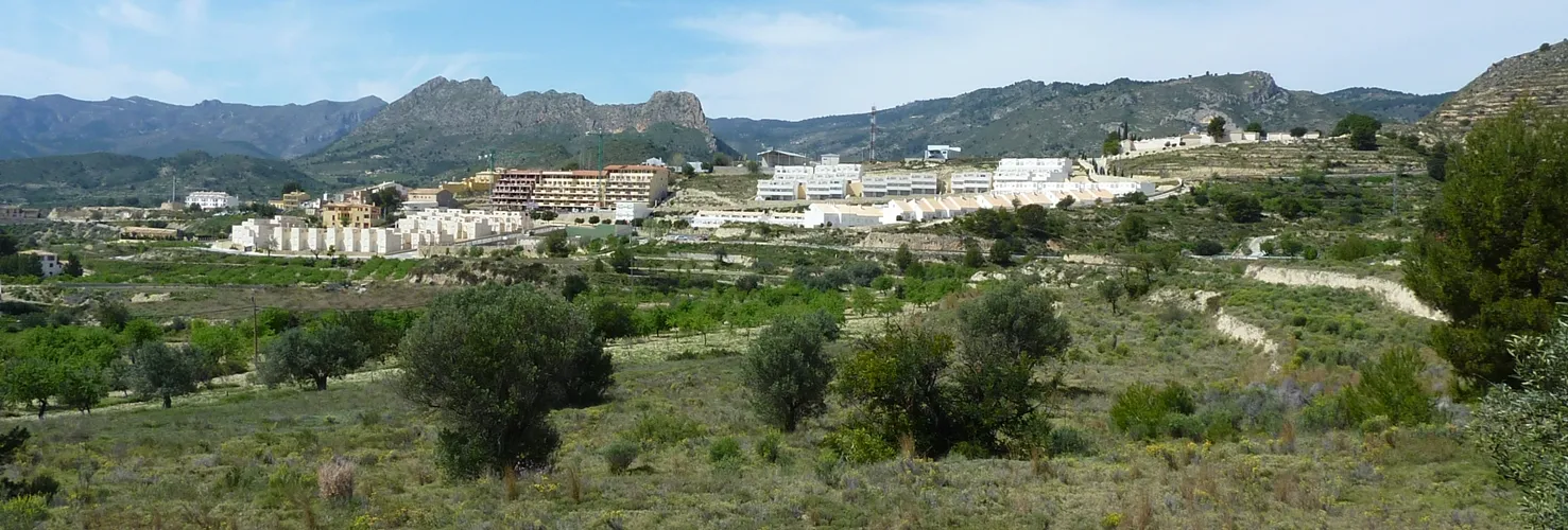 Photo showing: A view of the approach to Relleu from the Muscaret urbanisation.