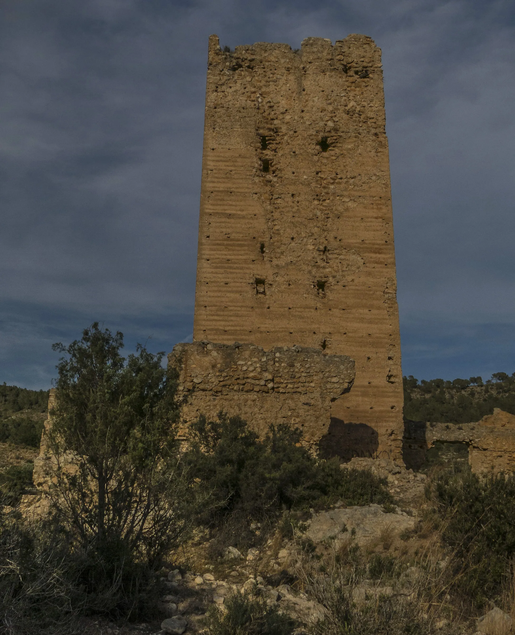Photo showing: La torre del castell d'Alèdua, al terme municipal de Llombai, a la Ribera Alta (País Valencià), és la torre de la plaça fortificada islàmica d'Alèdua, construïda a finals del segle XII, situada sobre un turó al marge esquerre del riu Magre a uns 4 quilòmetres de la població, en el despoblat d'Alèdua.