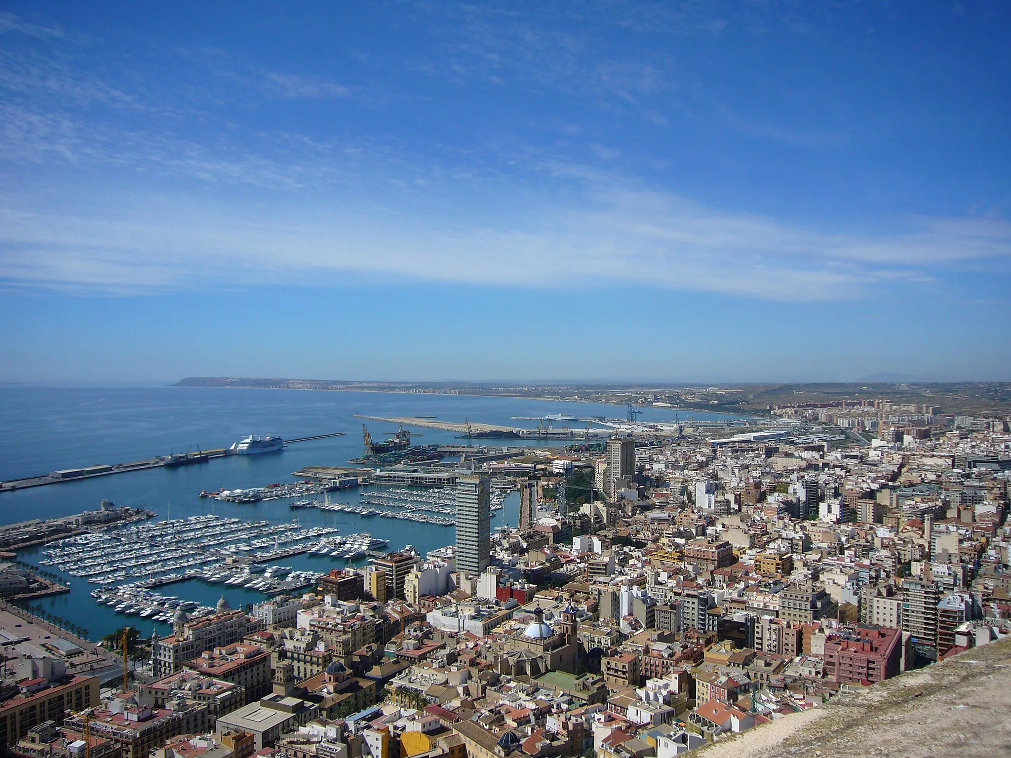 Photo showing: View of the Port of Alicante from the viewpoint of the Castle of Santa Barbara. Alicante (Spain).