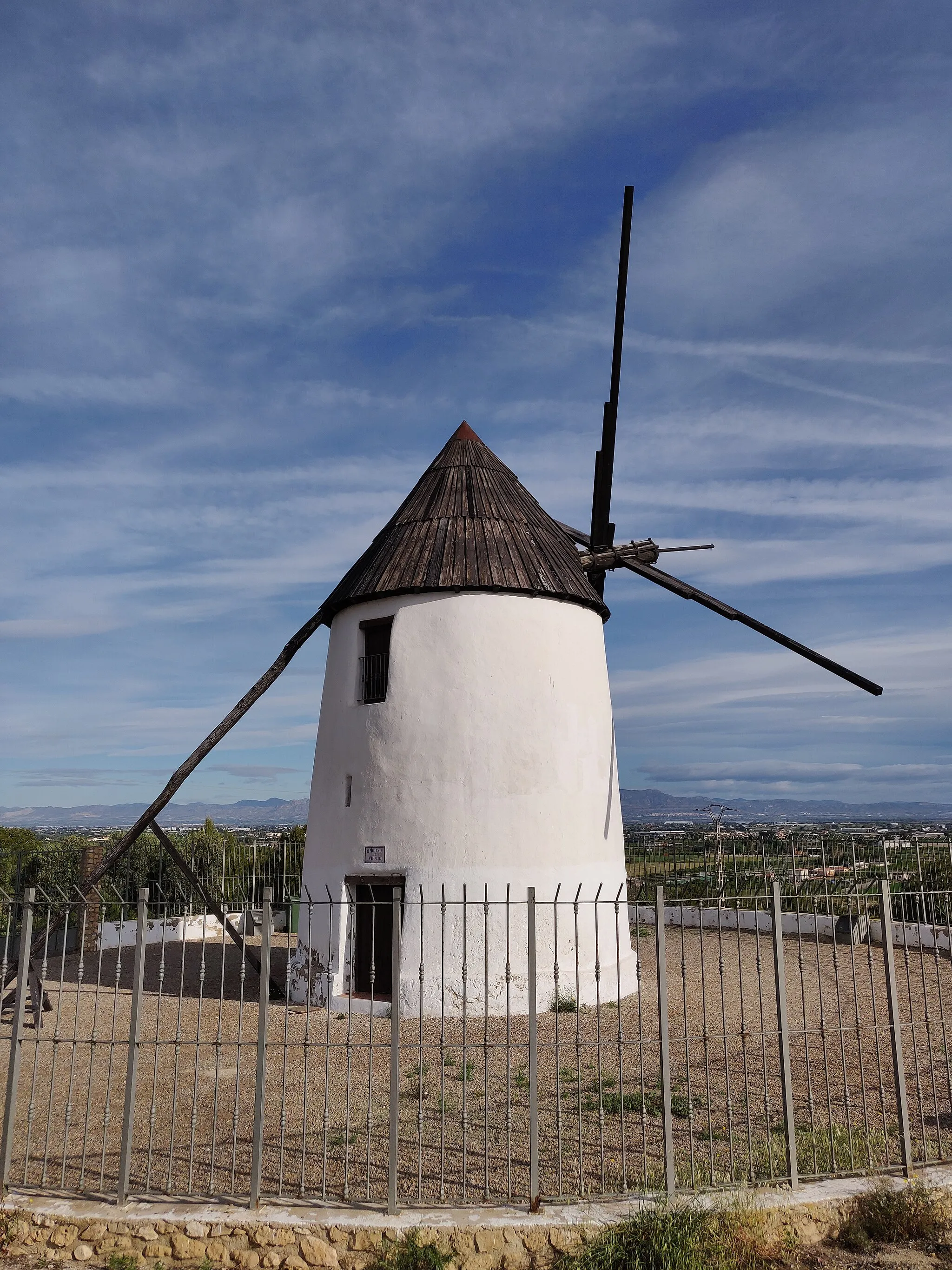 Photo showing: Molino de Viento de más de 10 metros de altura levantado en el siglo XVIII.