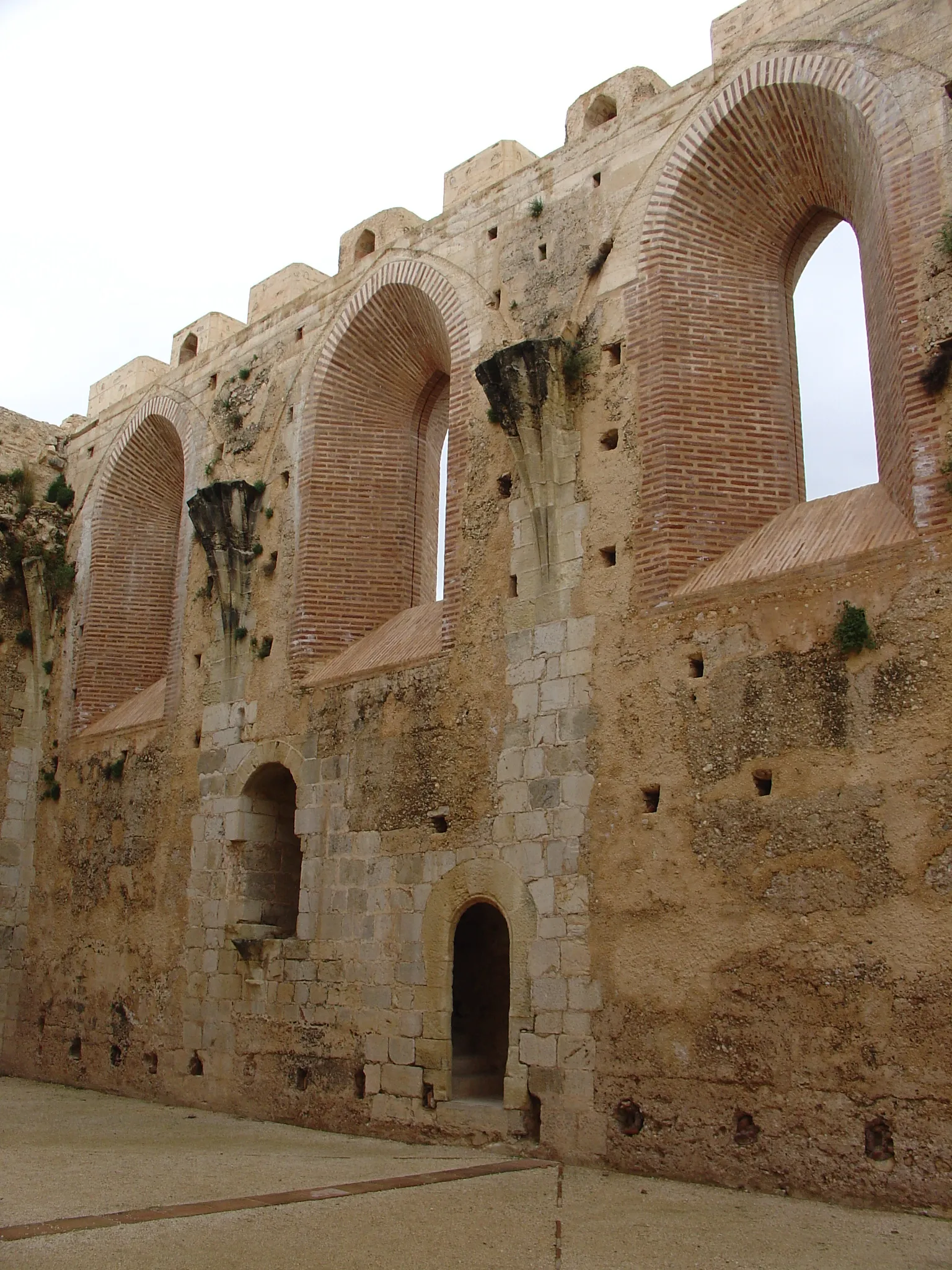 Photo showing: Refectori del monestir on es veu les restes de l'escala i el pulpit del monjo lector