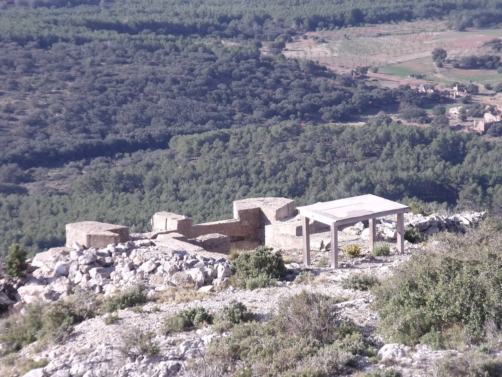 Photo showing: Exterior de uno de los restos del búnquer de observación del alto de Herragudo