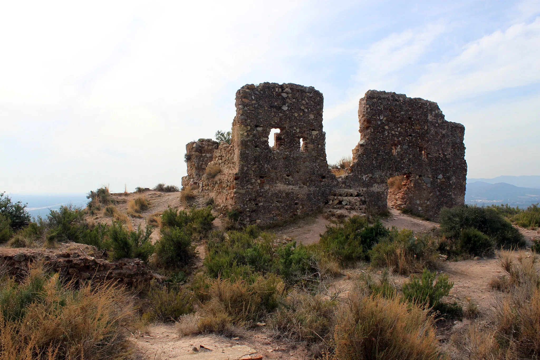 Photo showing: Castillo de Almenara, provincia de Castellón, Comunidad Valenciana. Se observan los restos del recinto edificado en época cristiana sobre las defensas árabes.