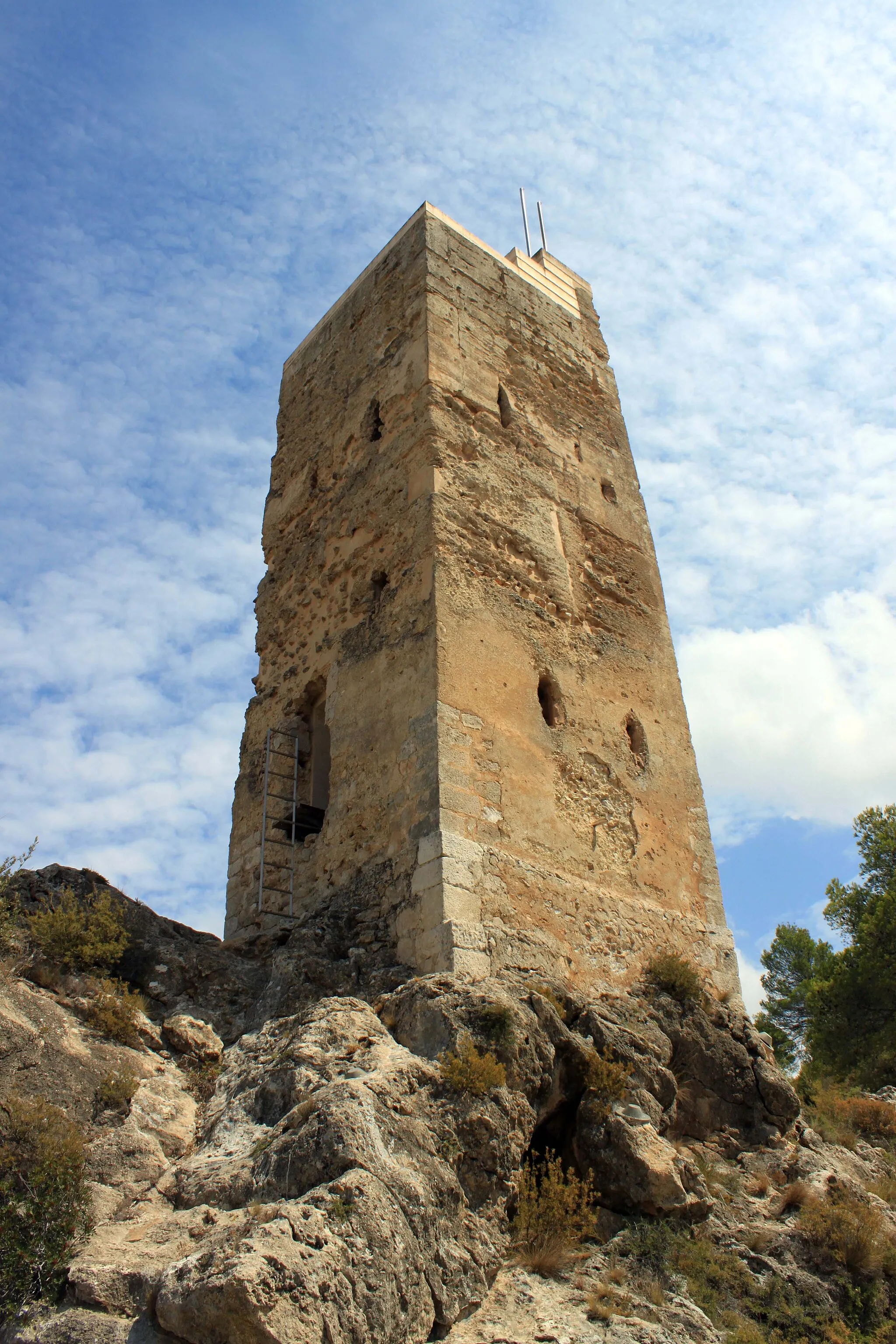 Photo showing: Torre albarrana de Coloms, también llamada Torre Mora, de la localidad de Moixent, provincia de Valencia, Comunidad Valenciana, España.