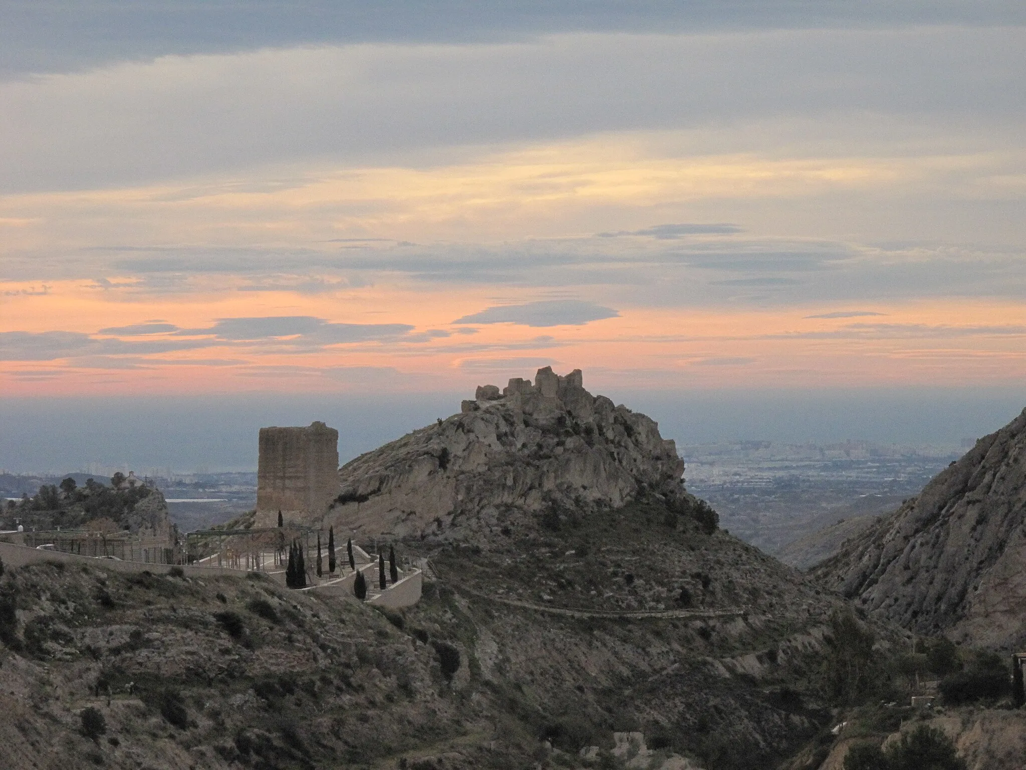 Photo showing: Castillo de Xixona con la "Torre grossa" en primer termino.