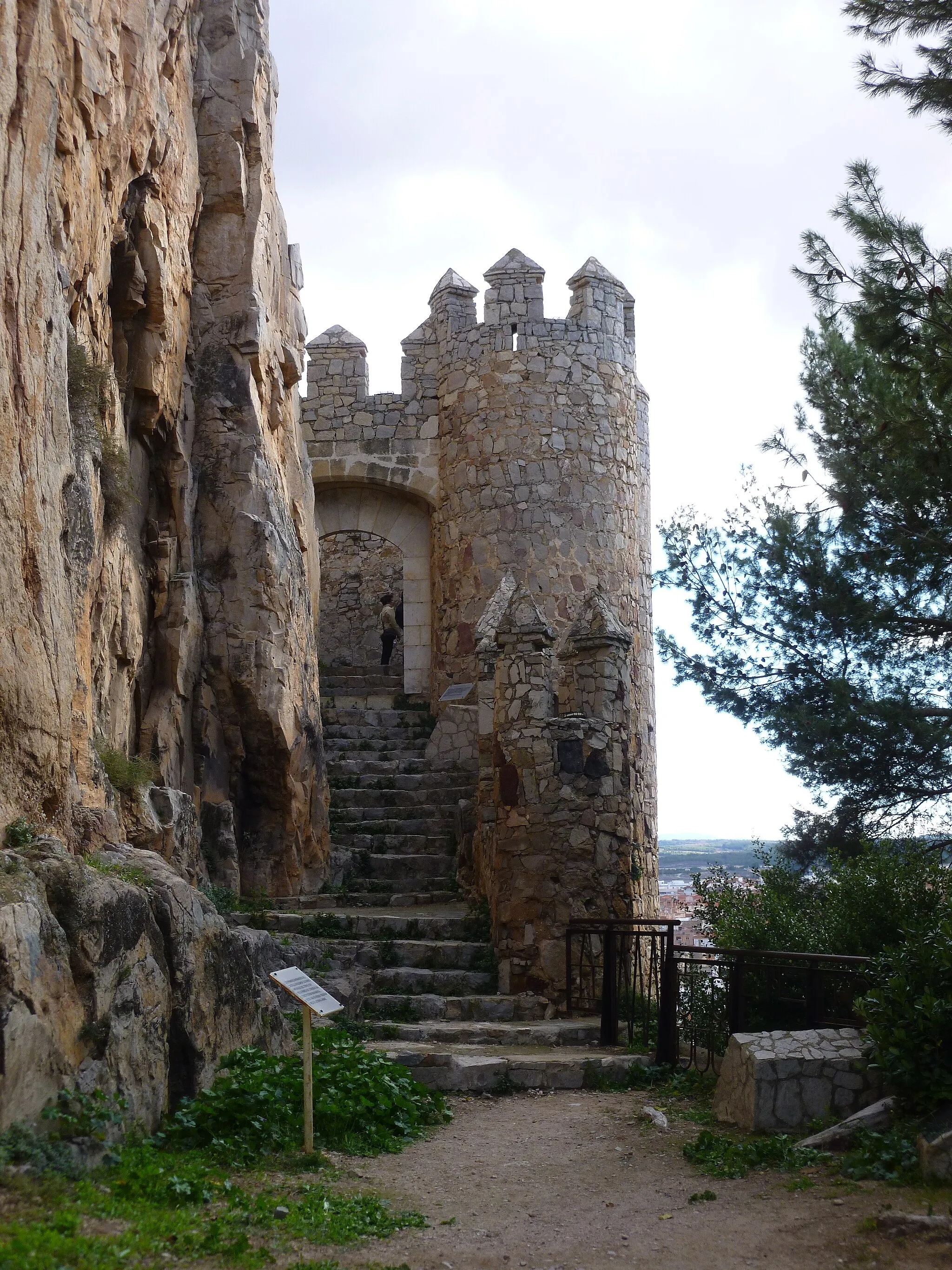 Photo showing: Castle of Almansa (Almansa).

This is a photo of a monument indexed in the Spanish heritage register of Bienes de Interés Cultural under the reference RI-51-0000190.