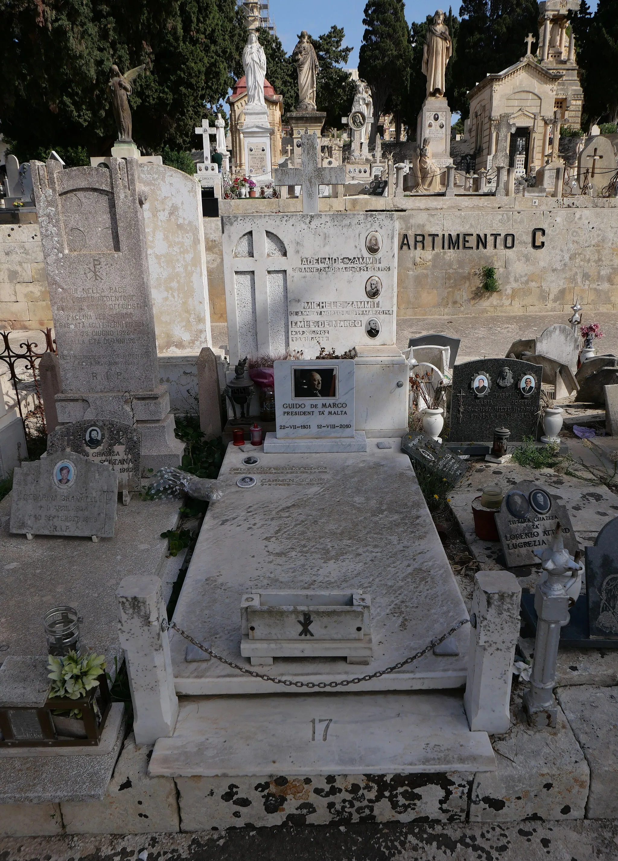 Photo showing: The tomb of Guido de Marco (1931-2010), who serves as president of Malta from 1999 to 2004, at the cemetery of Addolorata in Paola, Malta.