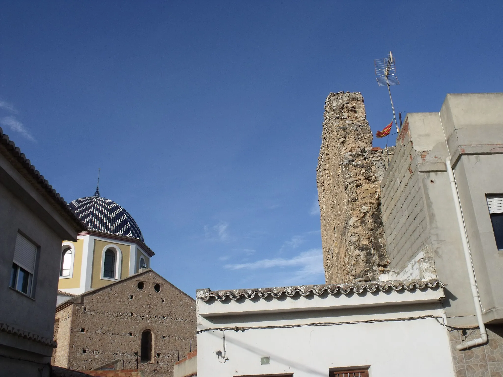 Photo showing: Villamarchante: castillo e iglesia.