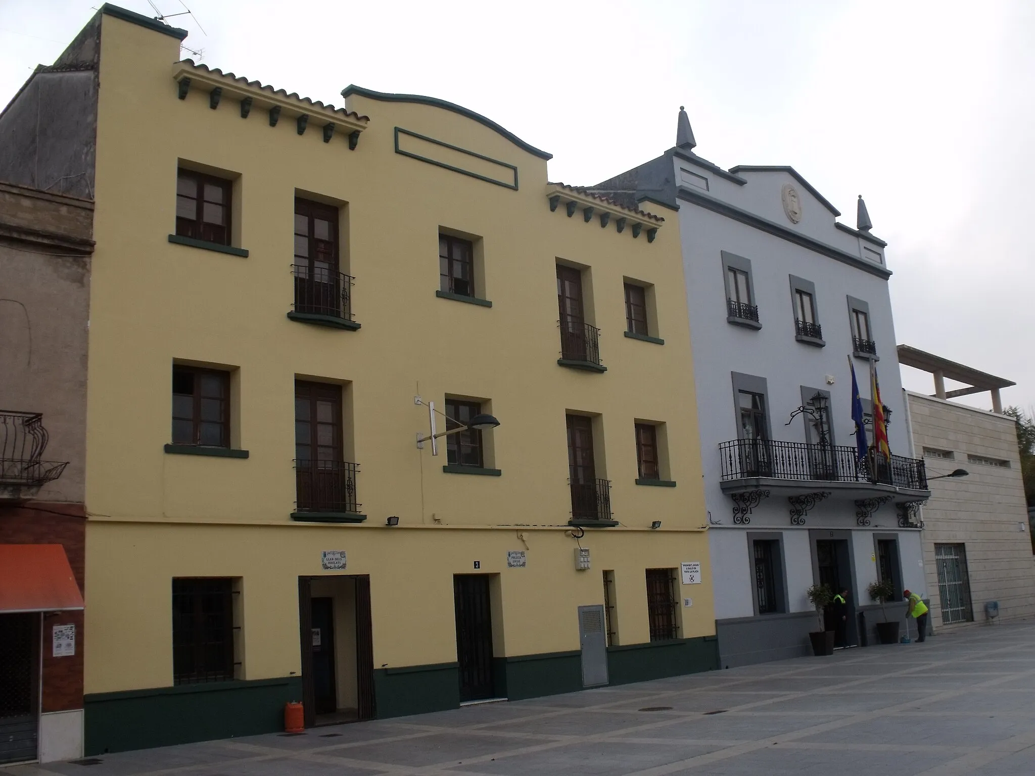 Photo showing: Conjunto del Ayuntamiento, policía local y hogar del jubilado