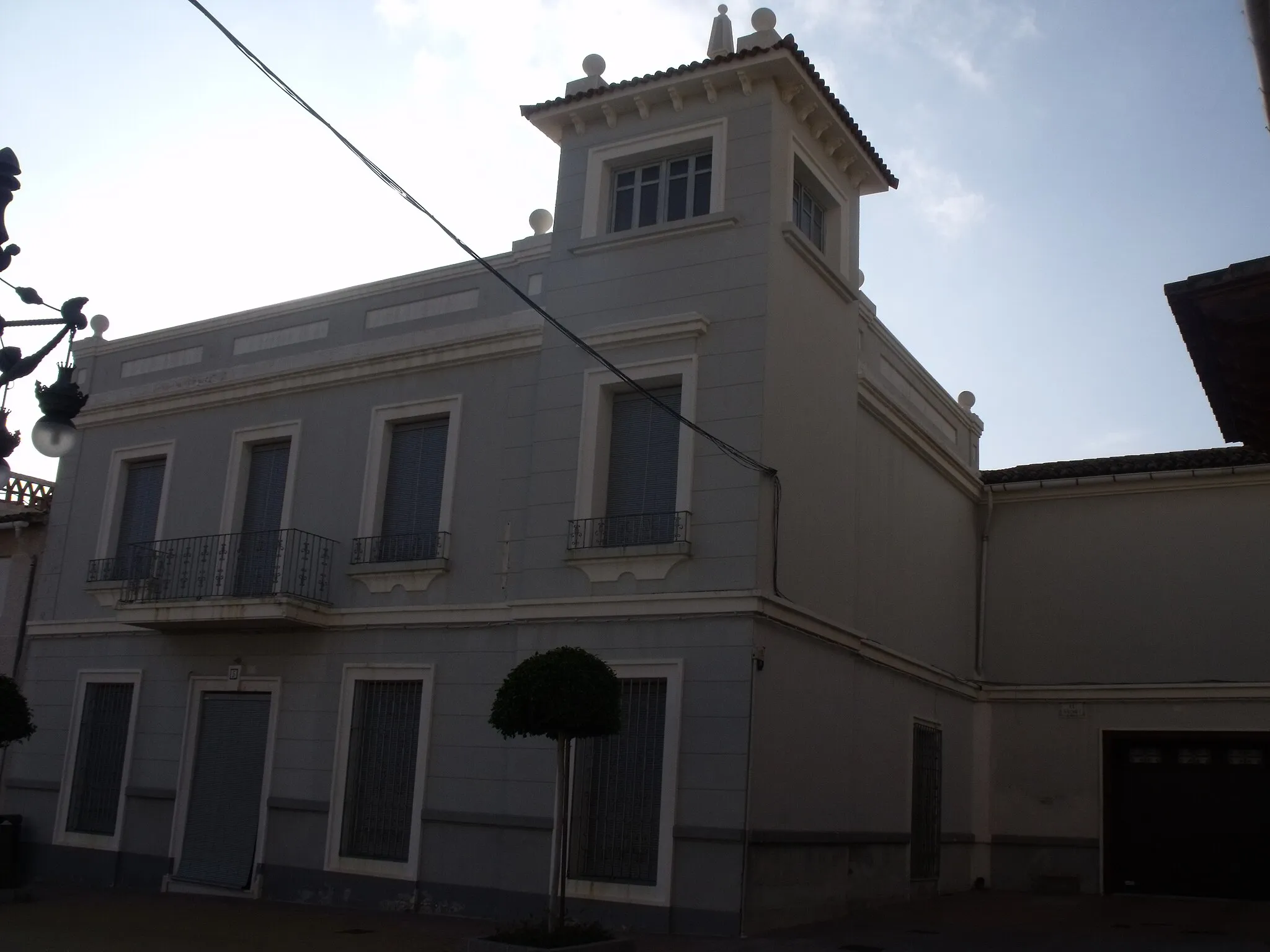 Photo showing: Edificio situado junto a la Iglesia