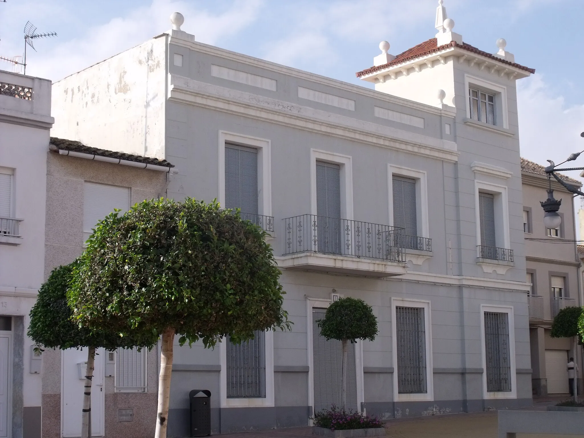 Photo showing: Edificio singular en la plaza donde está la iglesia