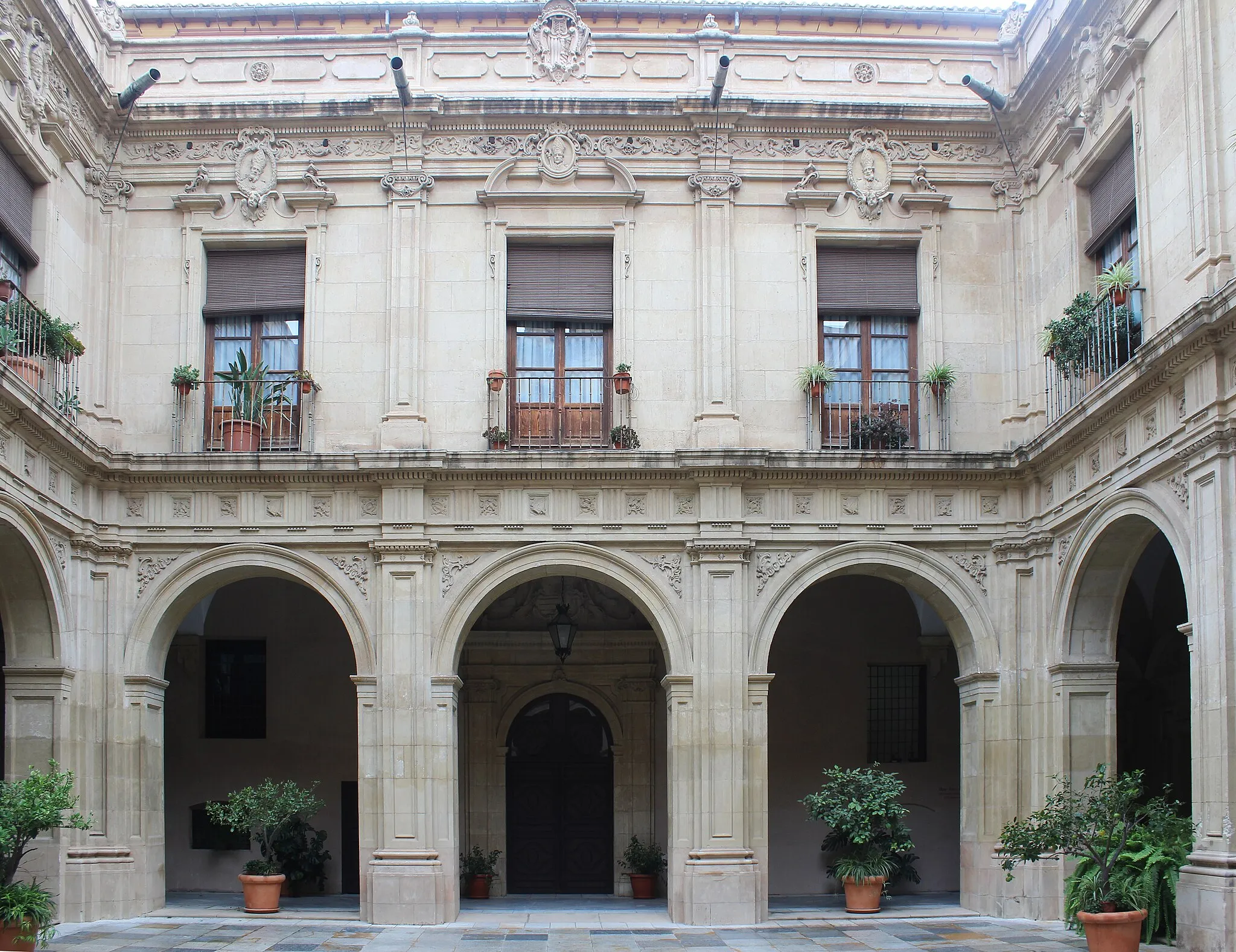 Photo showing: Eastern facade of Episcopal Palace courtyard, Murcia