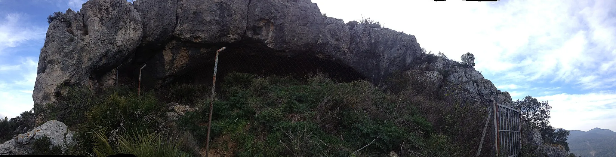 Photo showing: VIsta panoràmica de l'entrada a la Cova de les Malladetes