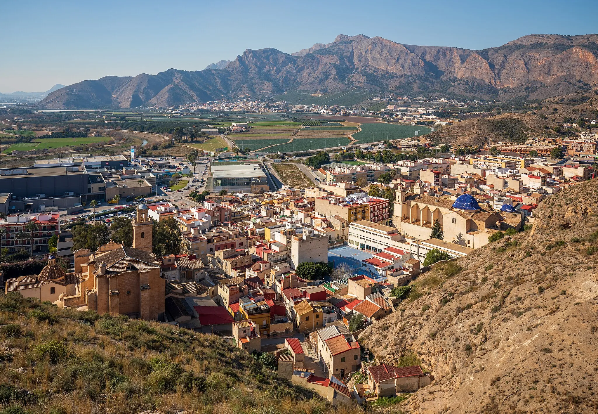 Photo showing: A view over Orihuela and towards Sierra de Orihuela mountains from Seminario Diocesano de San Miguel, Orihuela, Alicante, Spain in 2022 January.
