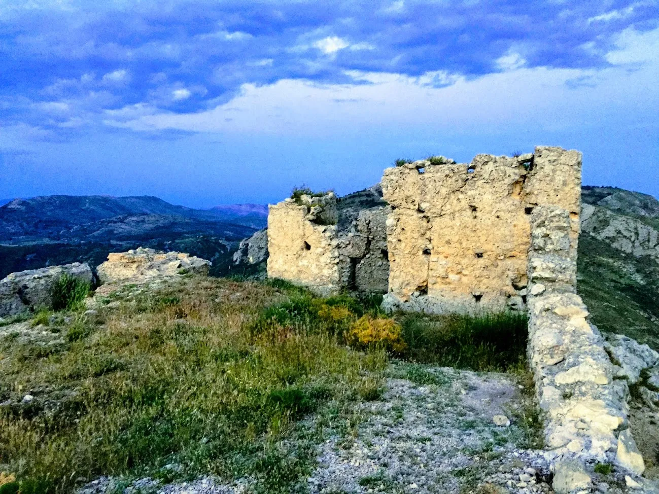 Photo showing: Torre en ruinas del Castillo de Serrella