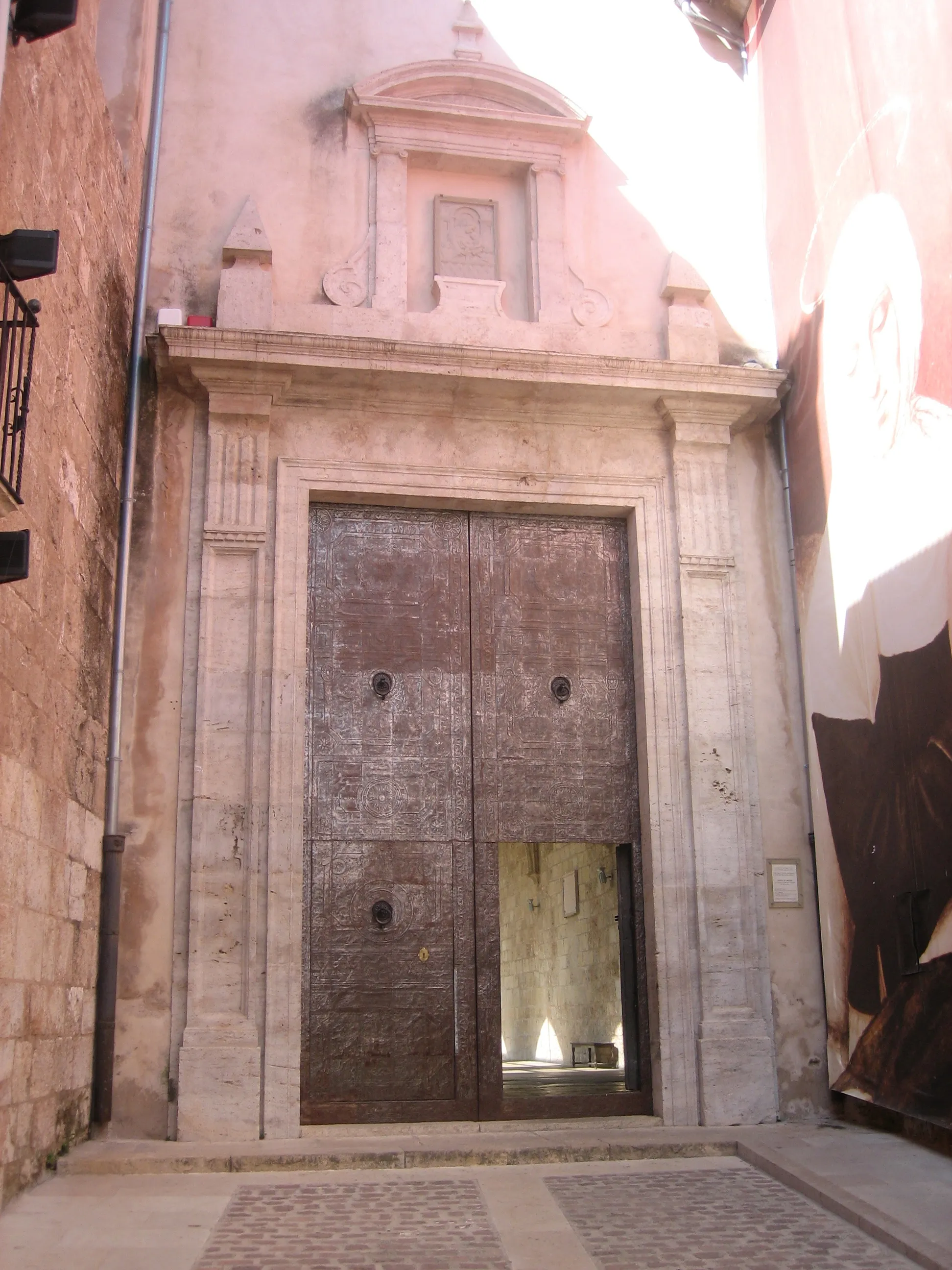 Photo showing: Door of access from the street Santa Maria to the cloister of Segorbe's Cathedral, Spain