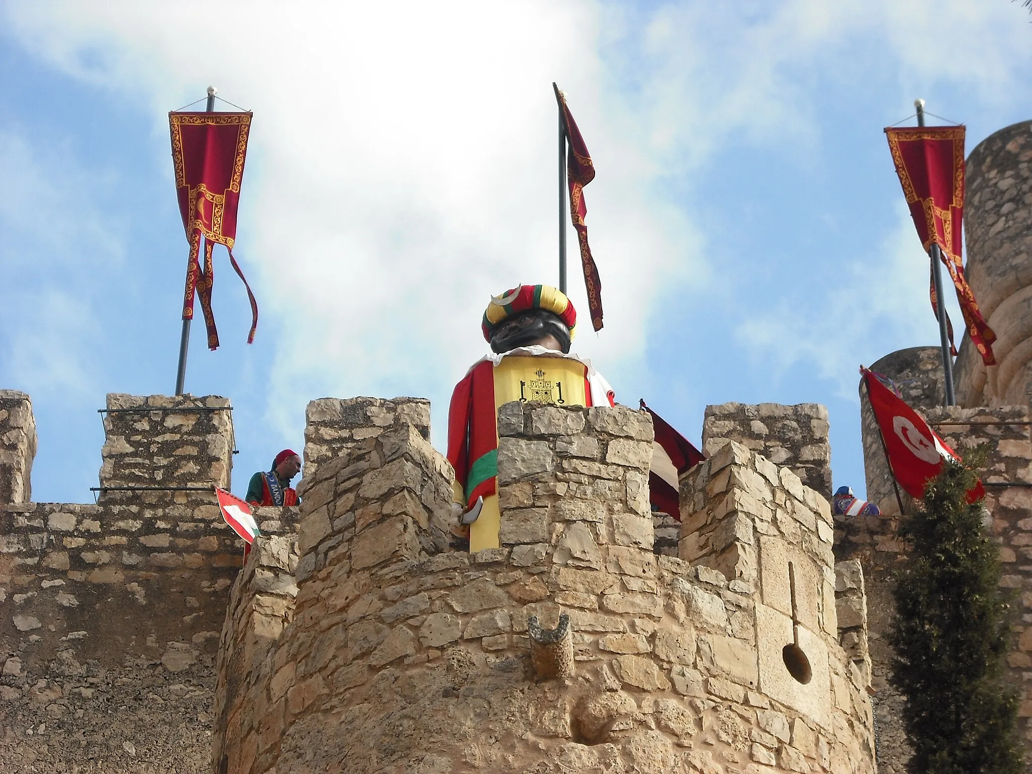 Photo showing: Imagen de la Mahoma en la torrecilla de entrada al Castillo de la Atalaya durante las fiestas de Moros y Cristianos de Villena.