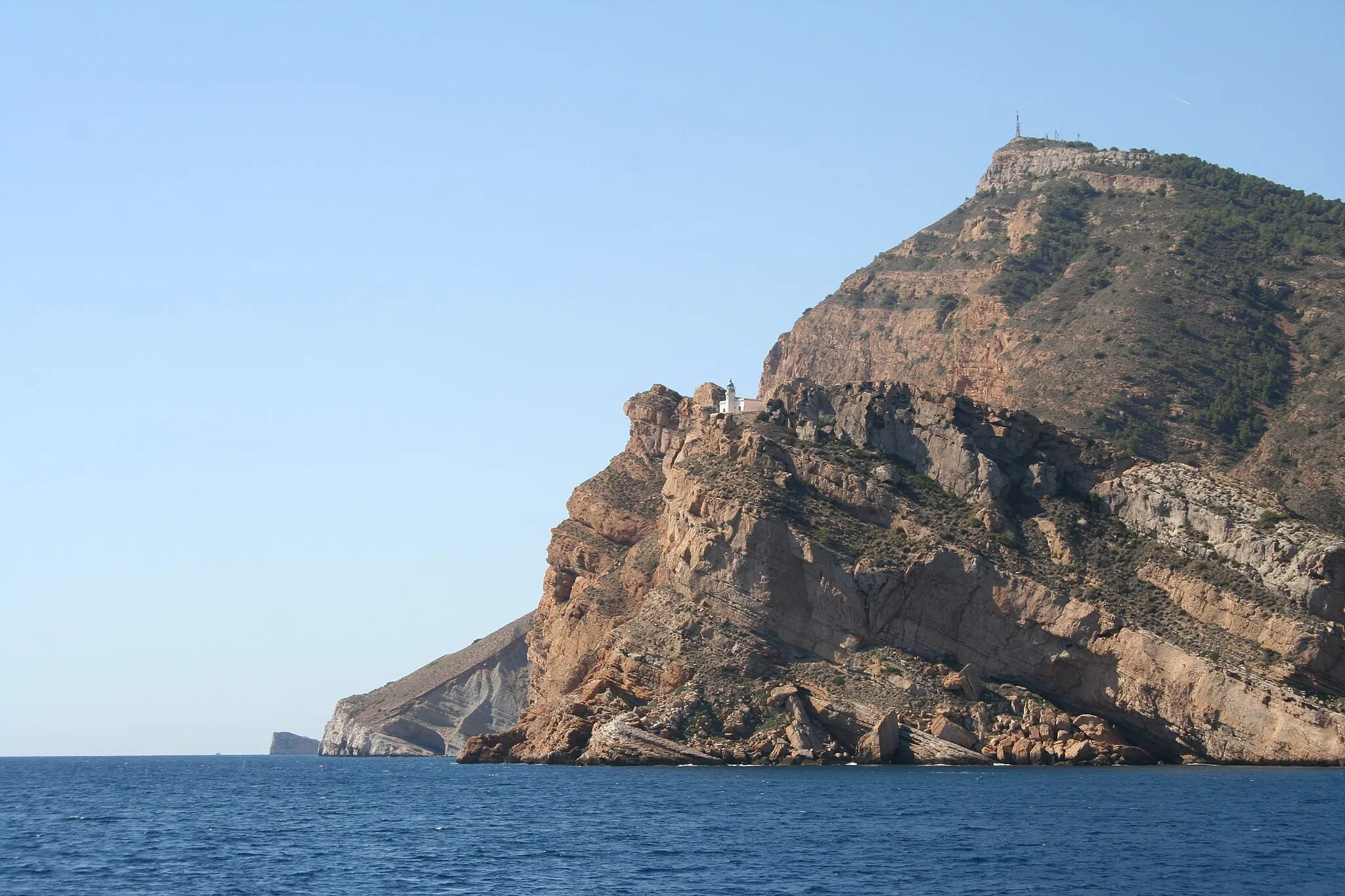 Photo showing: El faro del cabo del Estufador visto desde el mar, en Altea (Alicante, España)