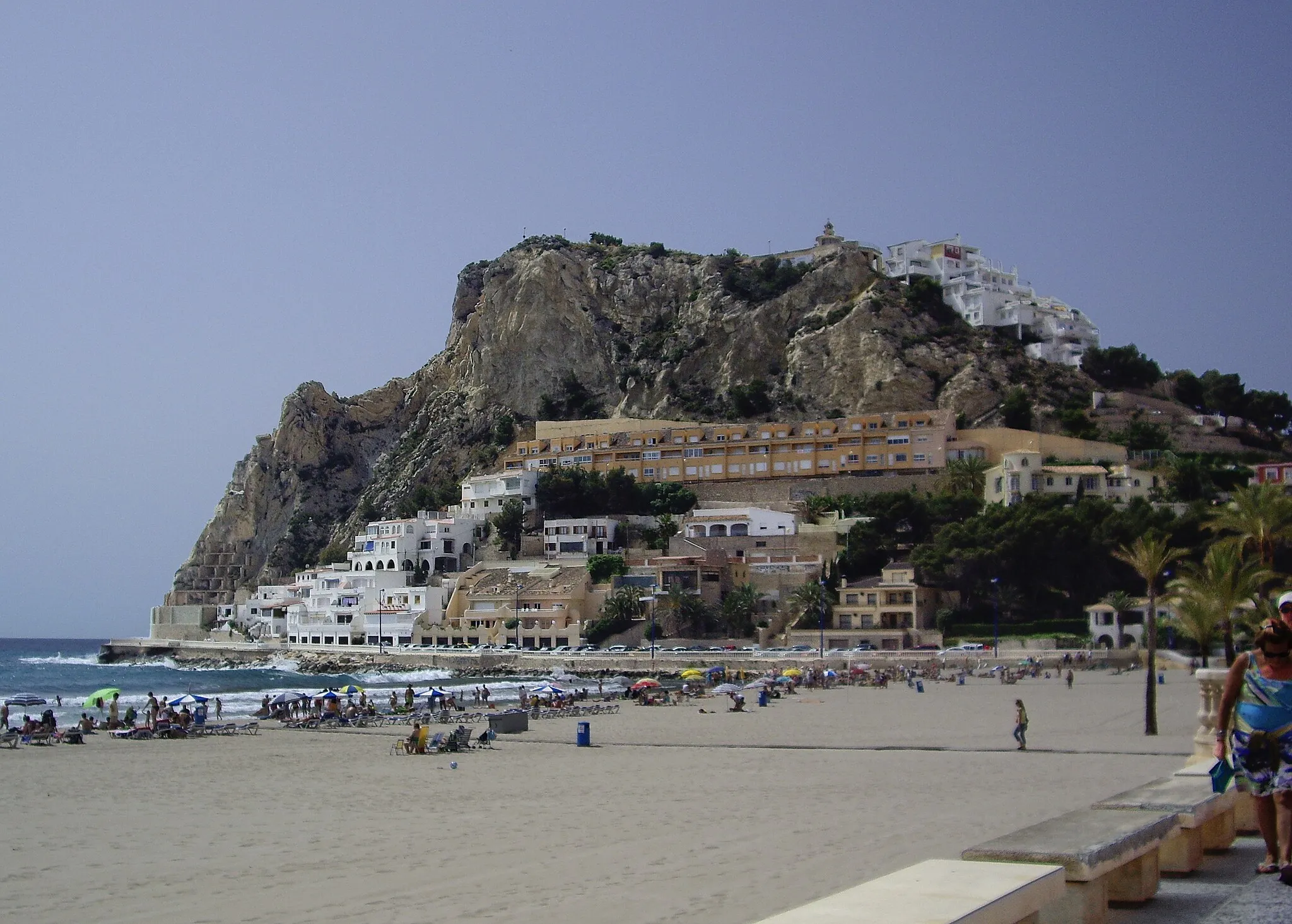 Photo showing: Teso de la Cala visto desde la playa de la Cala de Benidorm