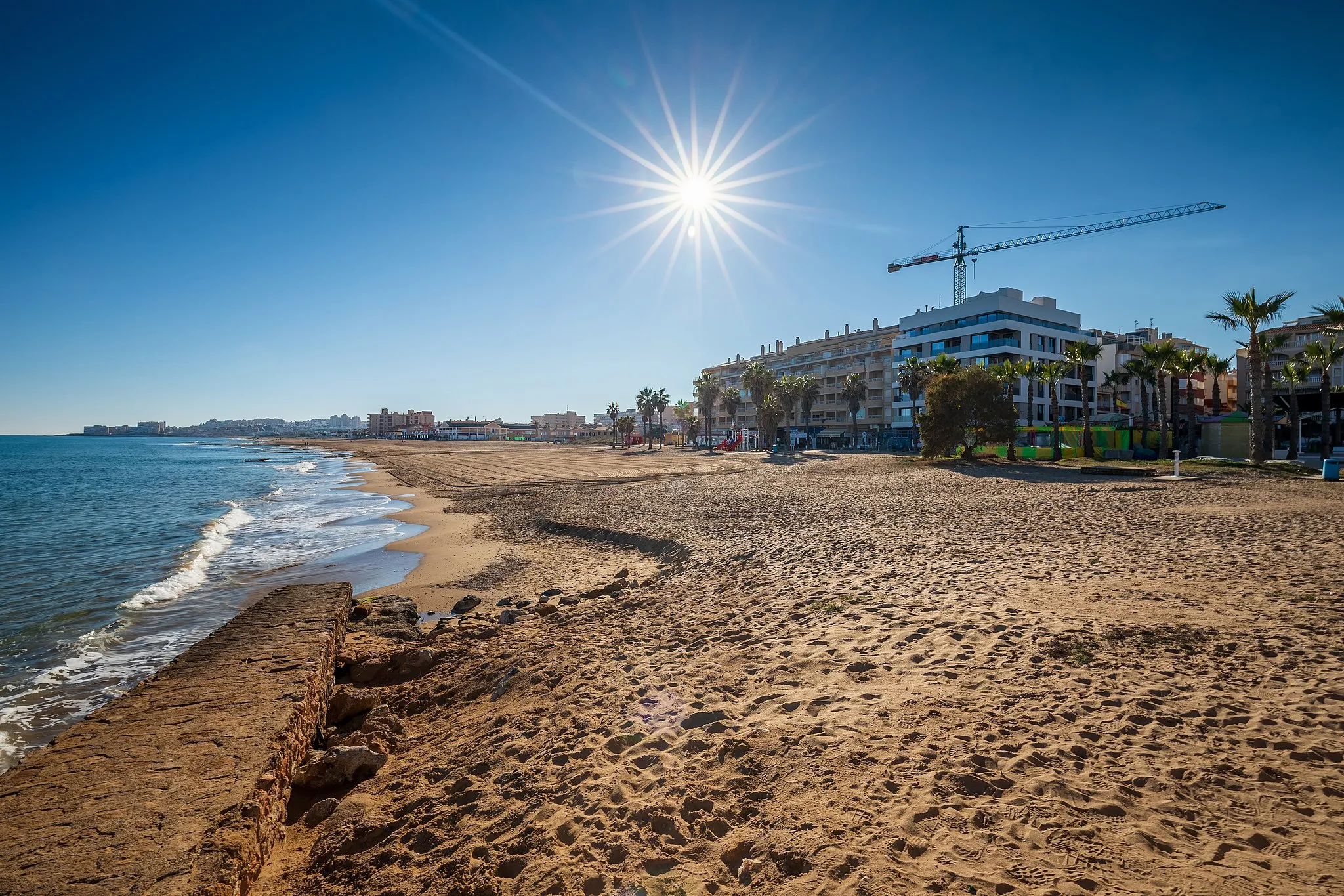 Photo showing: Playa de la Mata beach towards south in La Mata, Torrevieja, Alicante, Spain in 2022 January.