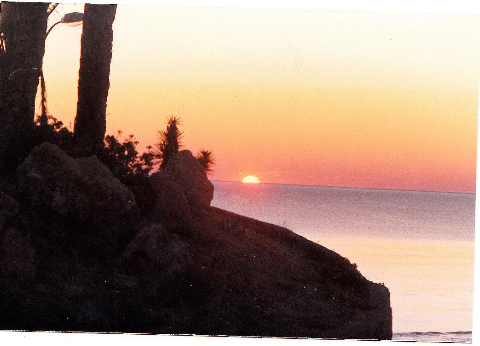 Photo showing: December Sunrise mediterrean Torrevieja - Mythos Spain Photography 1986 The East is red