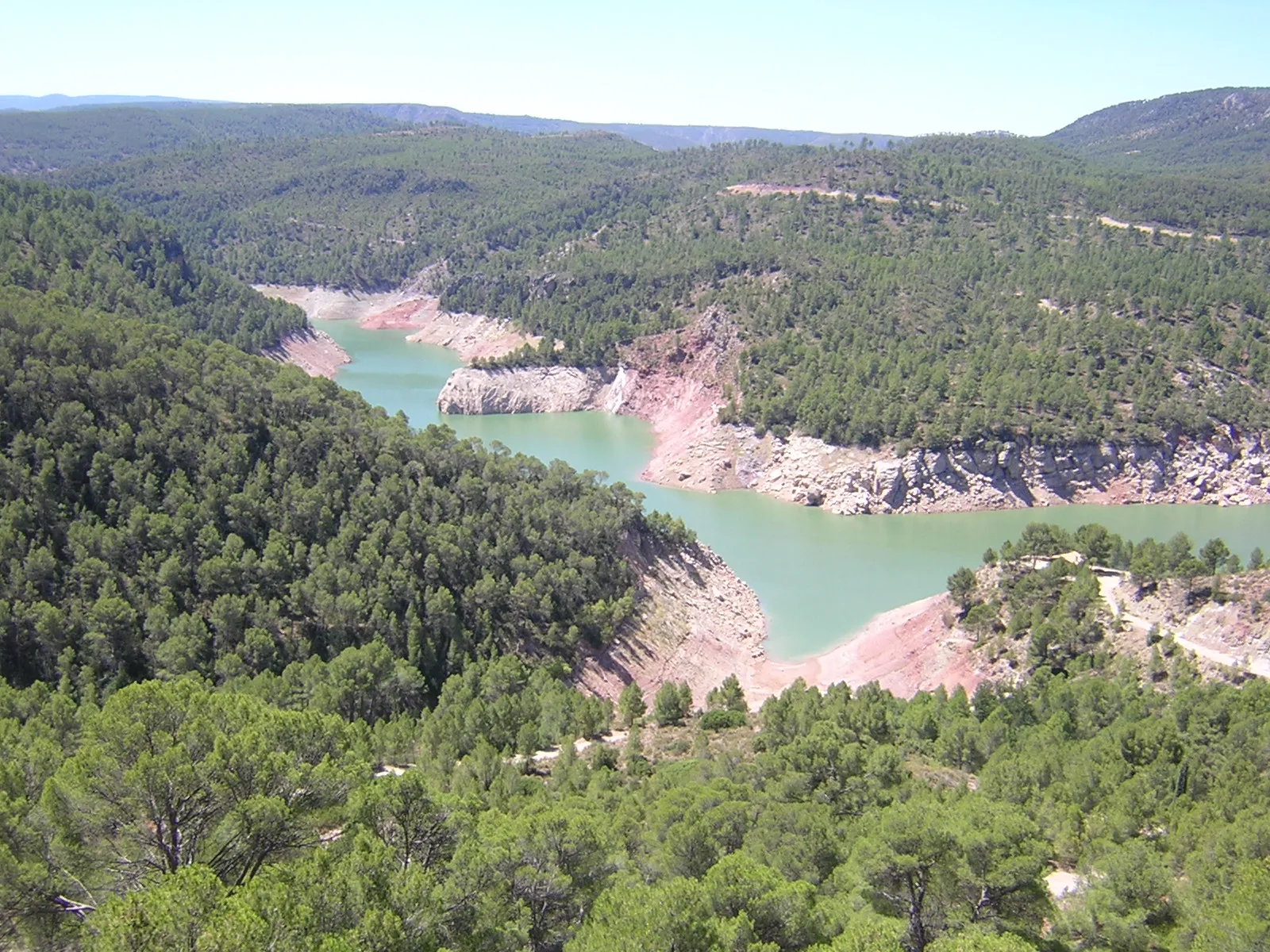 Photo showing: Foto de una pequeña parte del embalse de Benagéber.