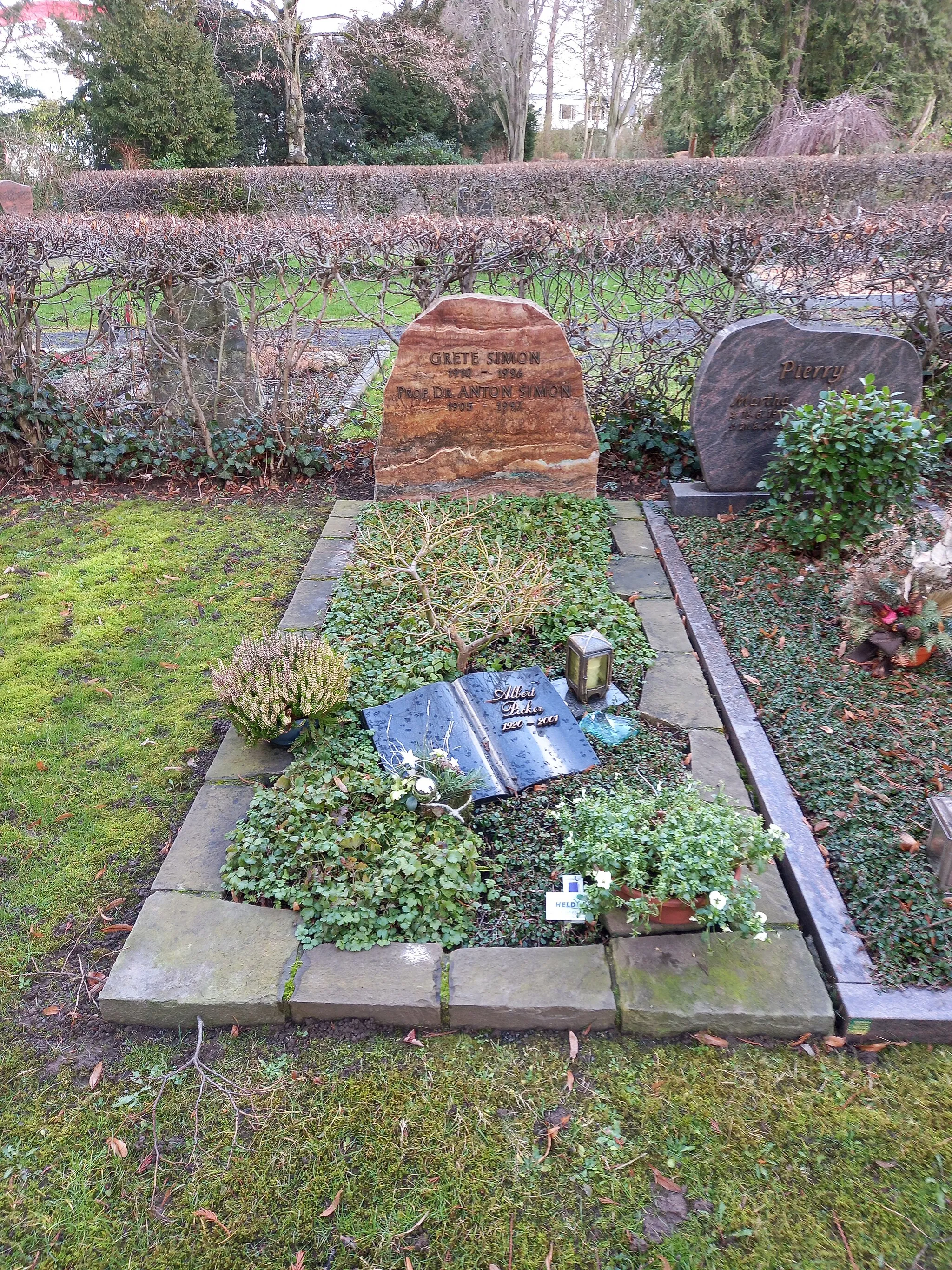 Photo showing: Das Grab des deutschen Diplomaten Anton Simon (Ständiger Vertreter bei der UNESCO) und seiner Ehefrau Grete auf dem Zentralfriedhof Bad Godesberg in Bonn.