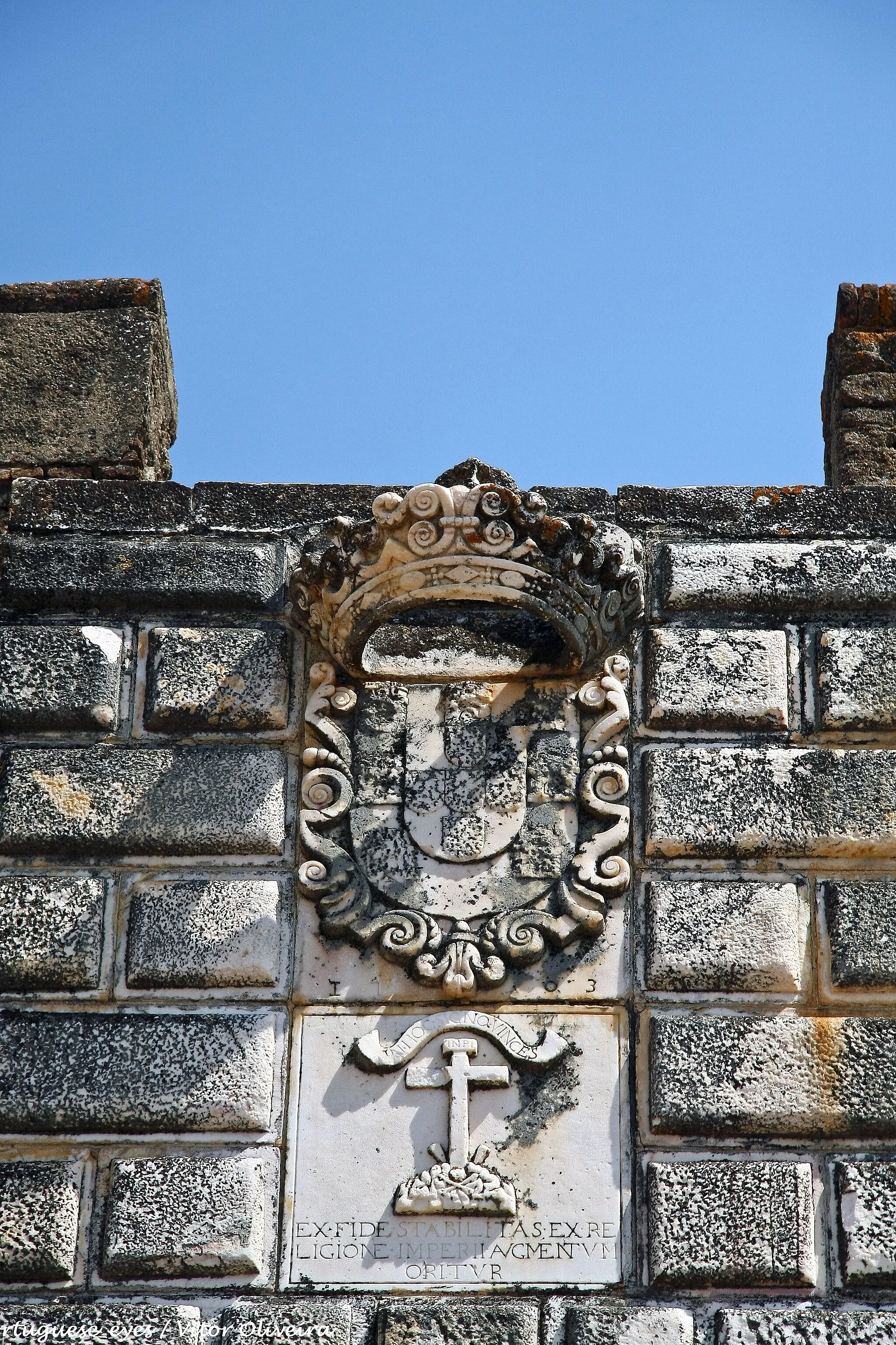 Photo showing: www.olivenca.org
A porta do Calvário é a único sobrevivente das três que teve a muralha de baluarte. Foi a única monumental e mantém o seu desenho original, em mármore granulado, orientada para o Guadiana.

É parte da fortificação abaluartada, construída no século XVII, com as Guerras da Restauração. Esta muralha tinha três portas, das quais mantém apenas o mais monumental, o Calvário, de frente para o Guadiana. Dentro do túnel a meia altura e os lados, se abrem janelas espalmadas em mármore, o que corresponde ao corpo de guarda. Perto da porta, intramural, ainda mantém uma caixa do fogo. www.portierrasrayanas.com/pt/inicio/270-olivenza/23014-po...