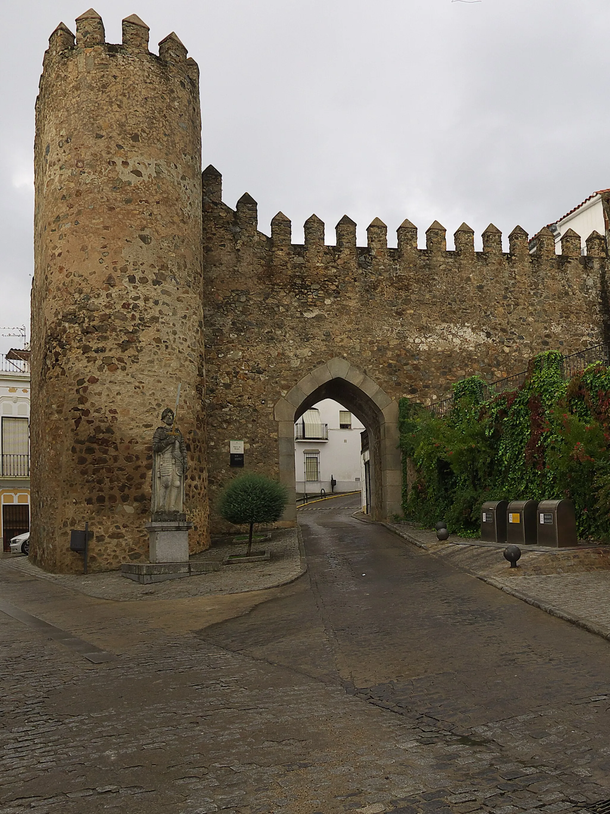 Photo showing: Puerta de la antigua muralla y monumento a Hernando de Soto