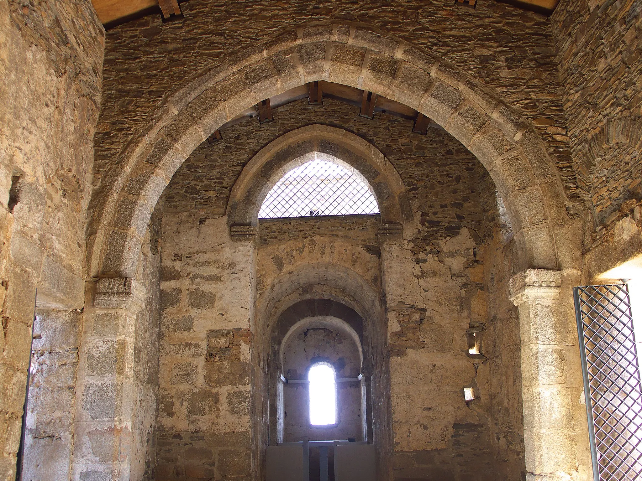 Photo showing: Basílica de Santa Lucía del Trampal. Hacia el año 850 la iglesia quedó en abandono. En el siglo XV o finales del XIV se restaura la iglesia con recursos góticos.