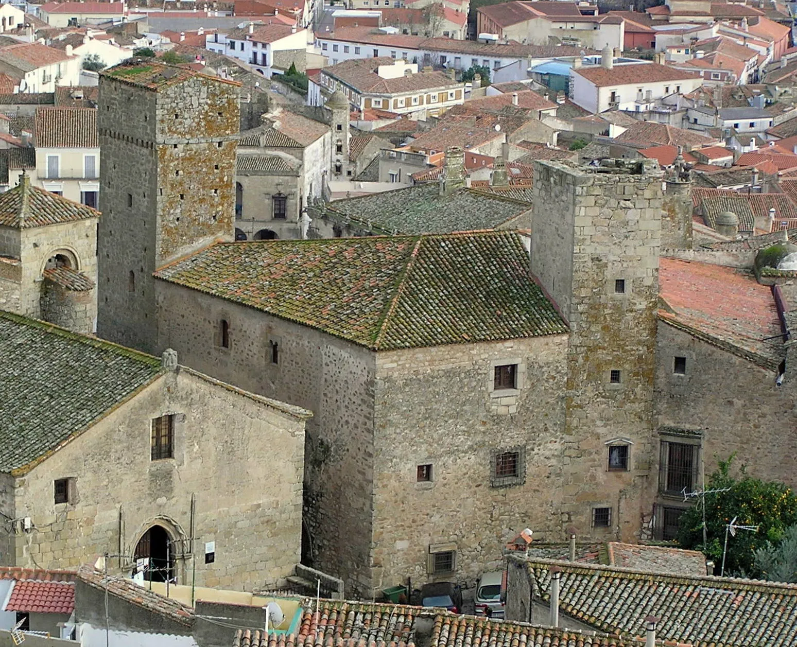 Photo showing: Vista de la iglesia de Santiago (izquierda) y del Alcázar de los Chaves (derecha) desde la torre de Santa María la Mayor