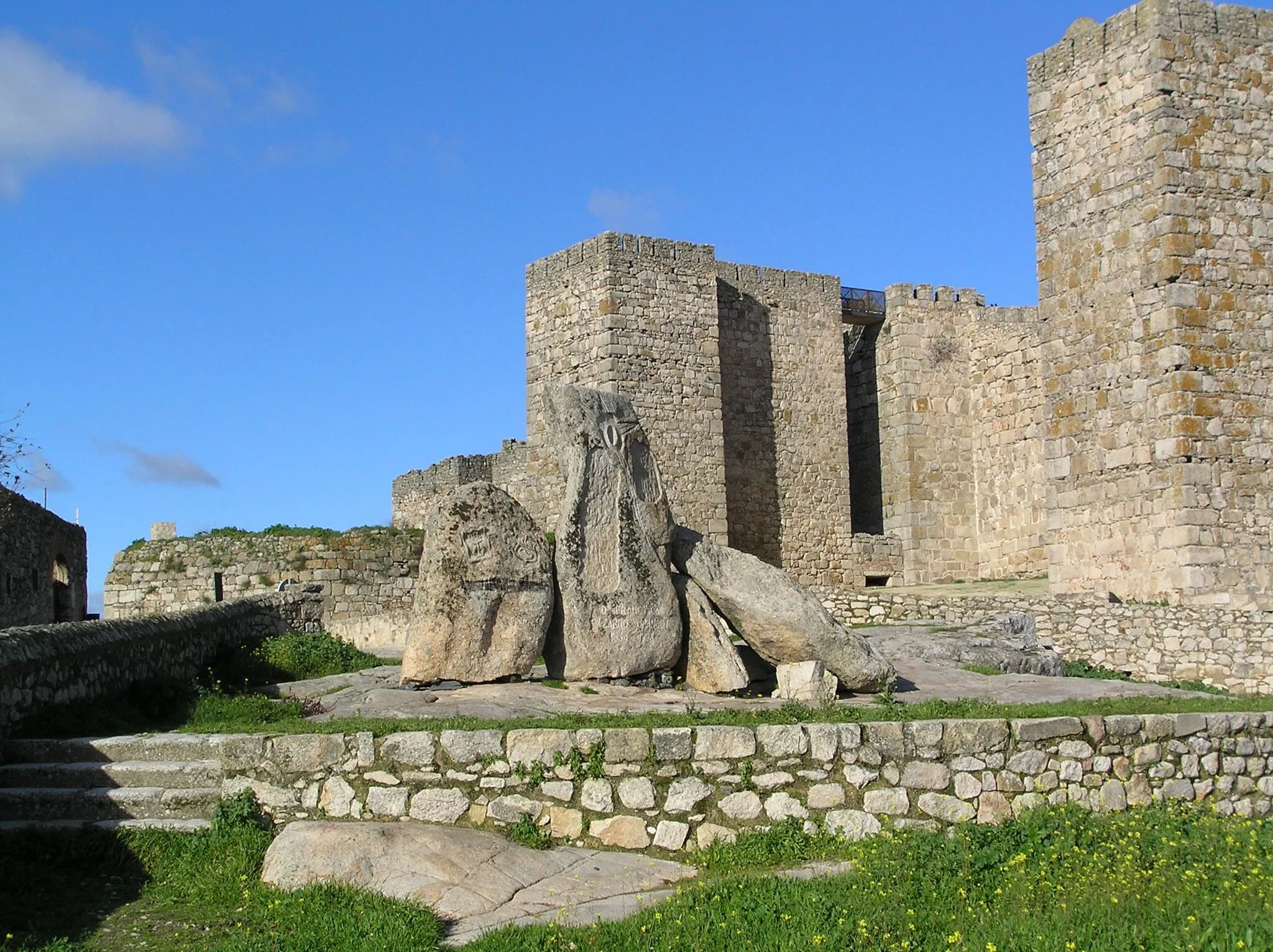 Photo showing: Monumento a Dña. Francisca Pizarro Yupanqui en la subida al castillo de Trujillo