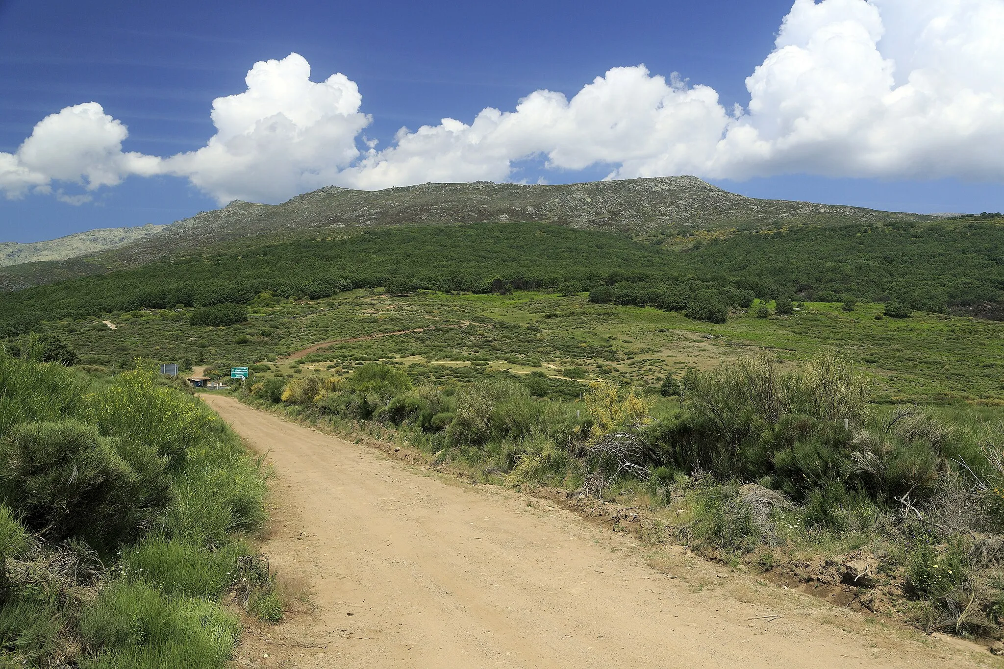 Photo showing: Passhöhe von der Südseite, links liegt das Valle de Jerte, rechts das Valle del Río Aravalle Richtung El Barco de Ávila.