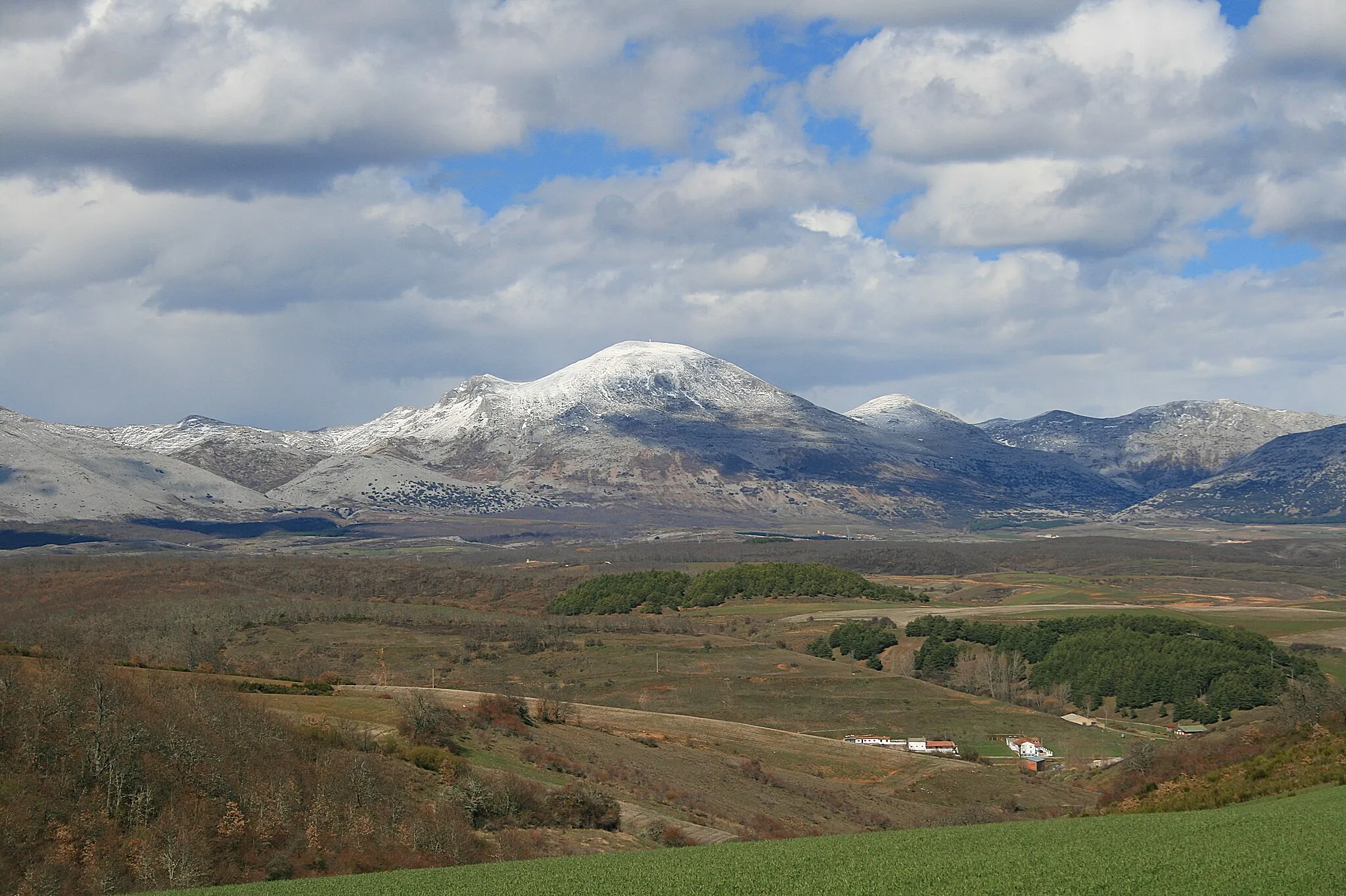 Photo showing: Vista sur de la Sierra del Brezo, en la montaña Palentina desde Respenda de la Peña. En primer término Peña Redonda (Palencia, Castilla y León).