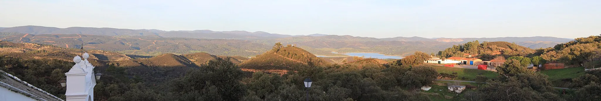 Photo showing: Panoramic View from Mirador Los Portales, Corteconcepción, Andalusia, Spain. View goes to North-East, with Embalse de Aracena in the Background