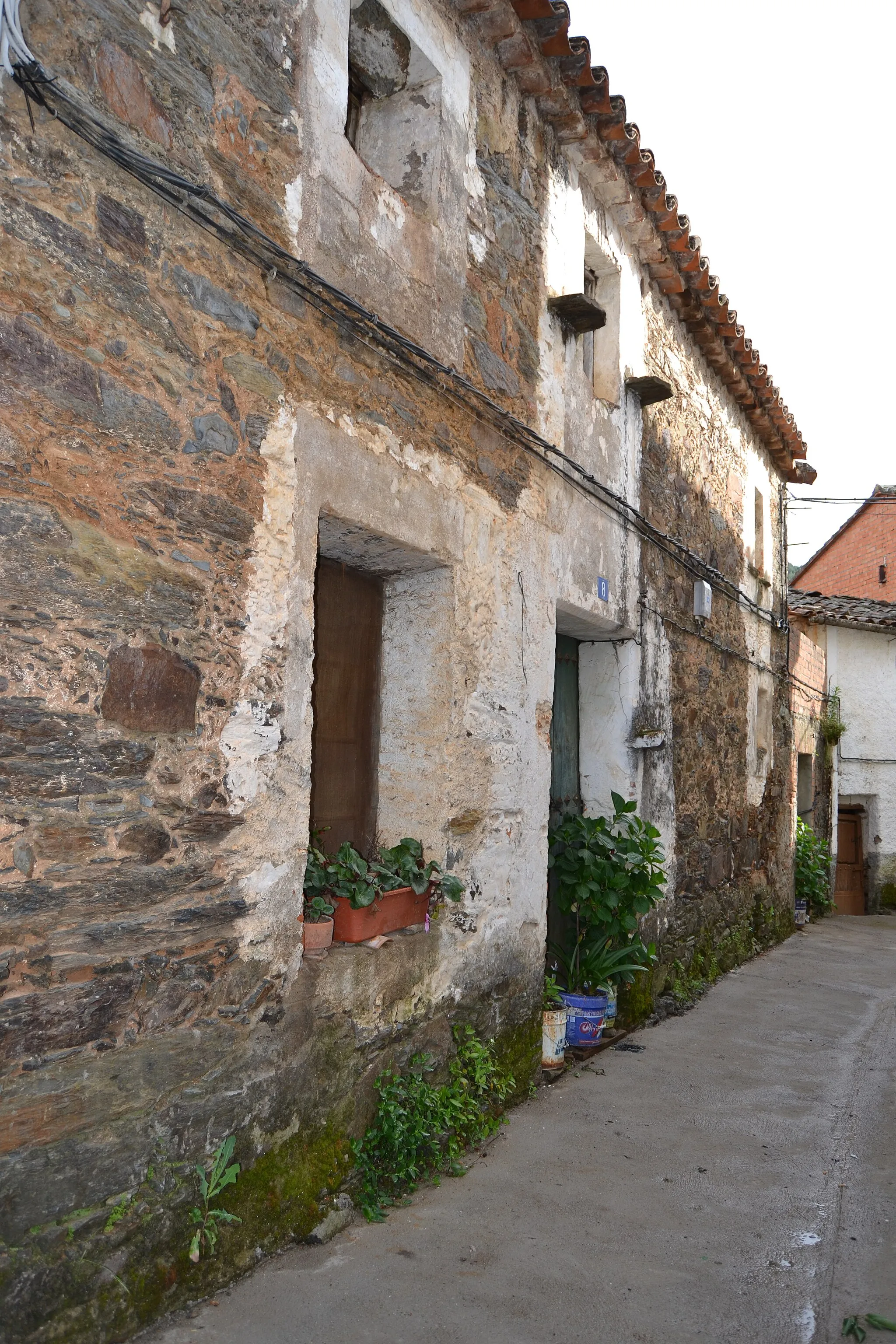 Photo showing: En primer término, la antigua "Casa del Cura".