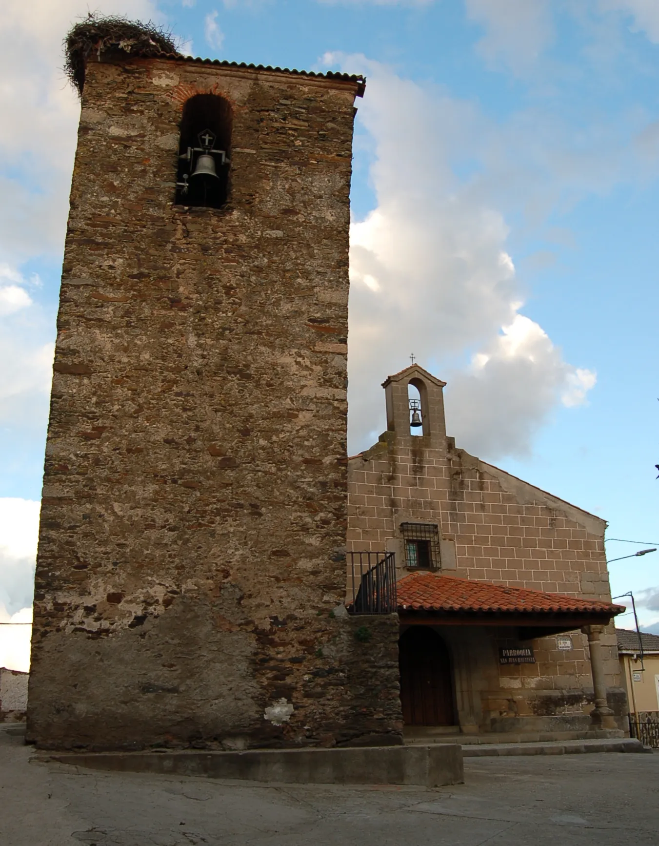 Photo showing: Iglesia y campanario de Cerezo